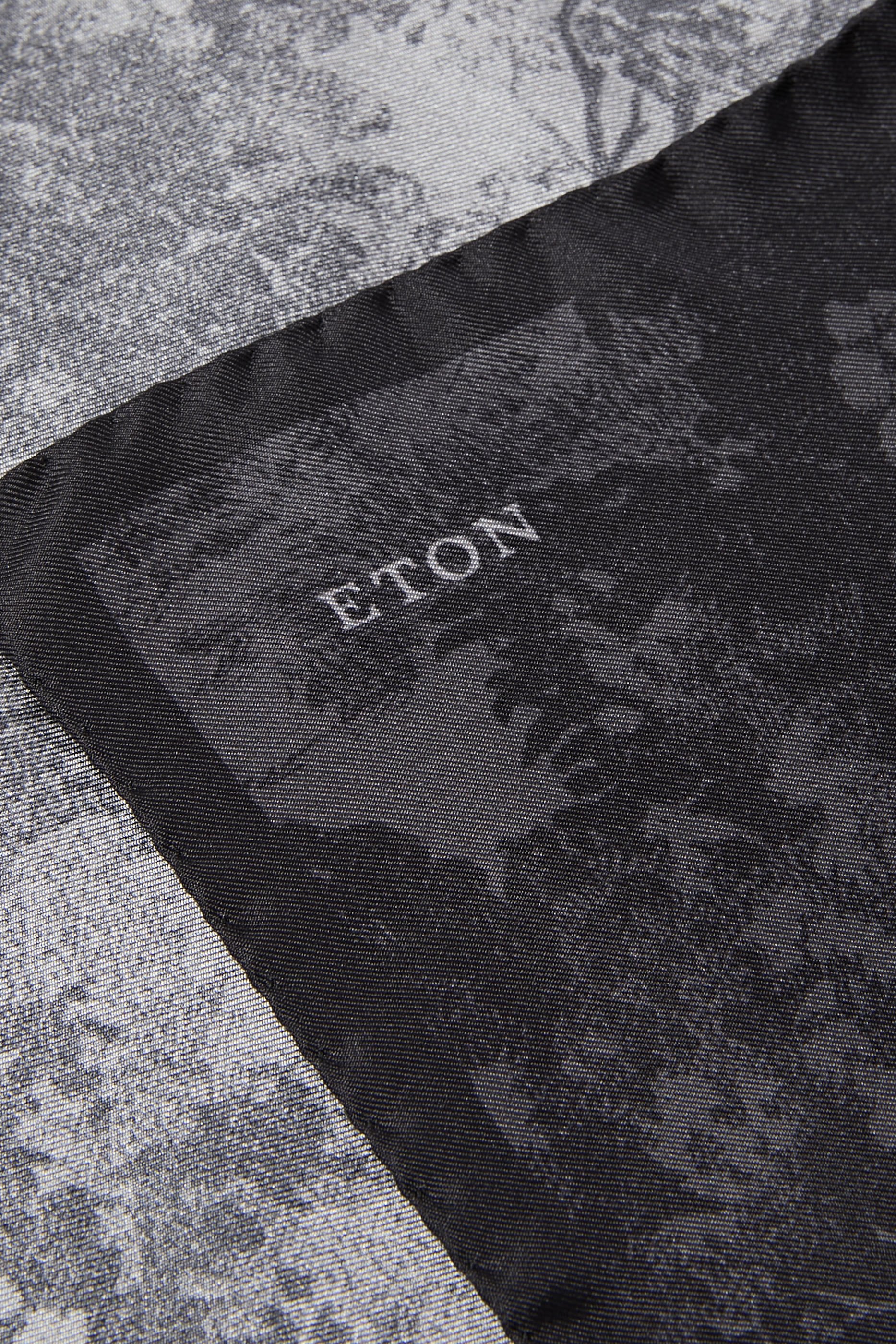 منديل جيب بالنقشة المميزة للموسم الجديد حرير