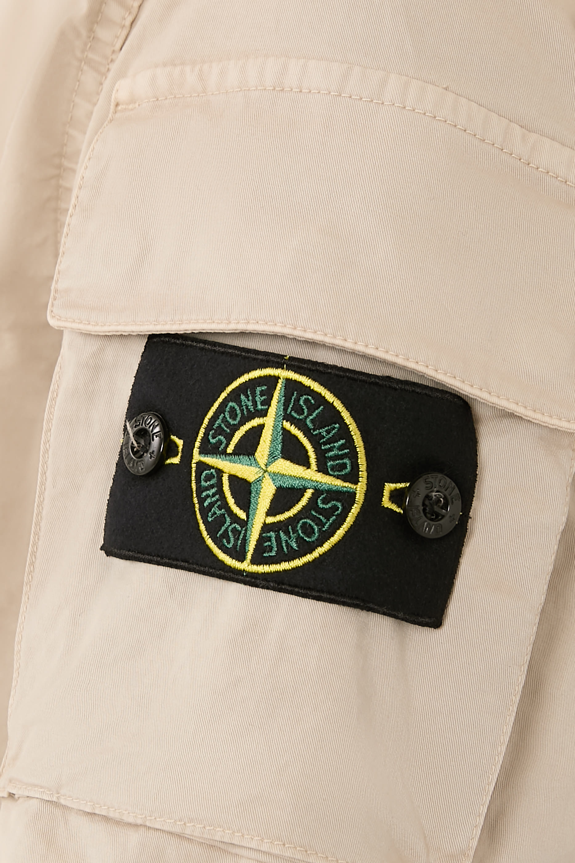 قميص بأكمام قصيرة