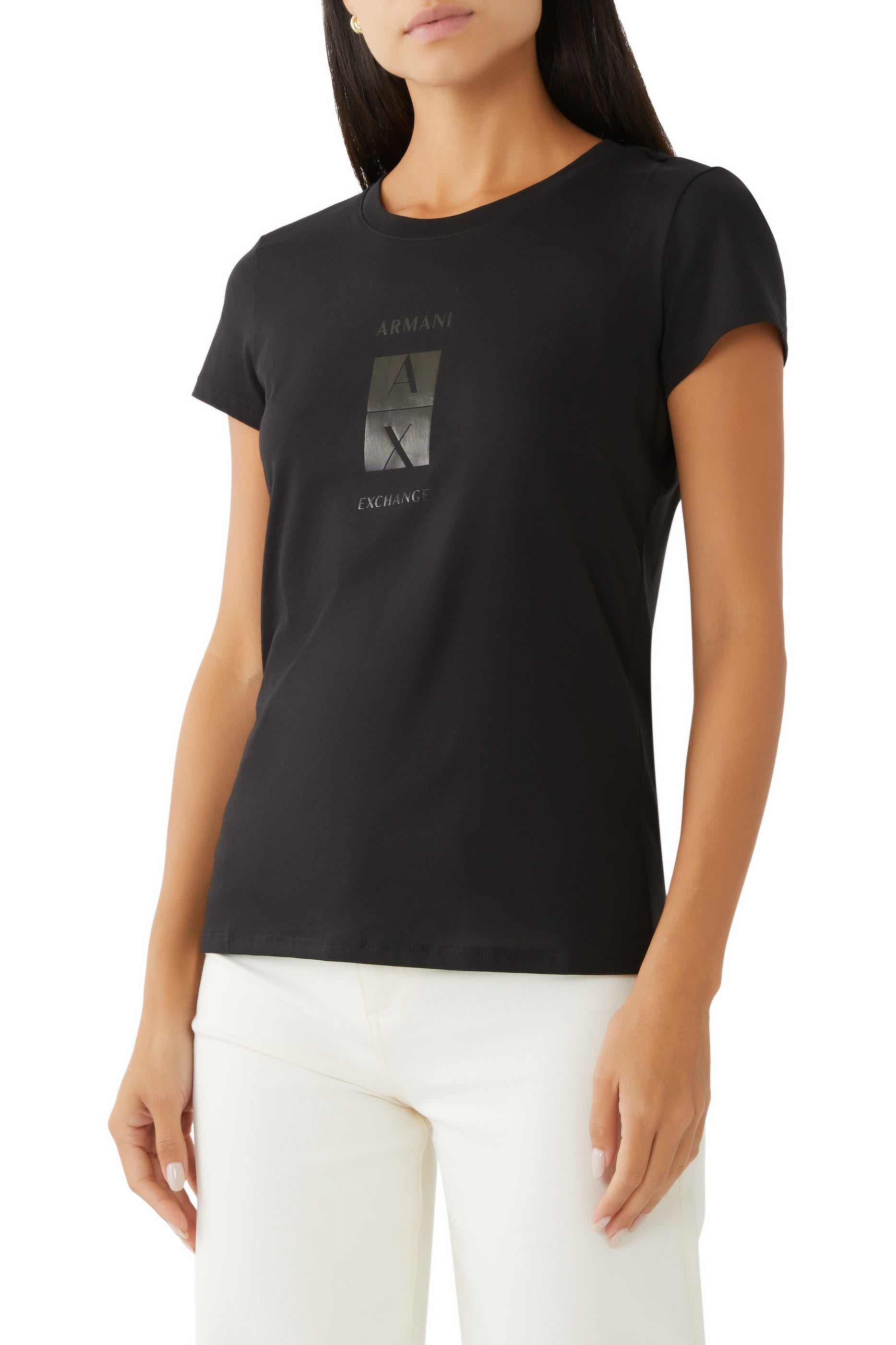 تيشيرت بقصة ضيقة وياقة ضيقة