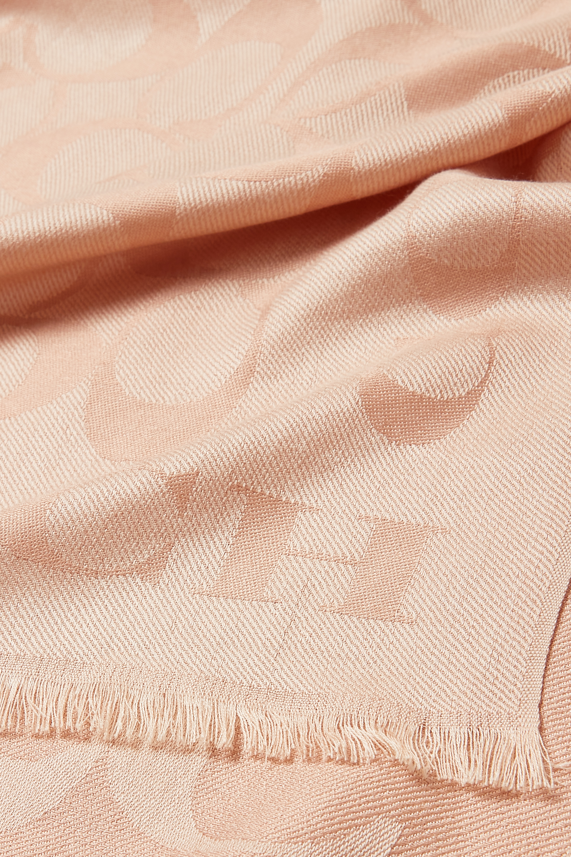 وشاح بنقشة شعار الماركة