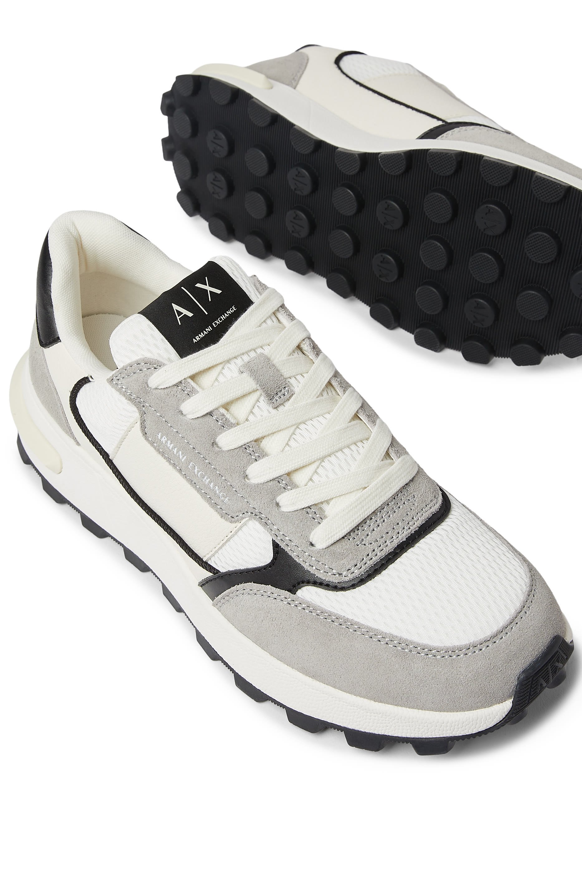 سنيكرز بشعار الماركة قماش معالج