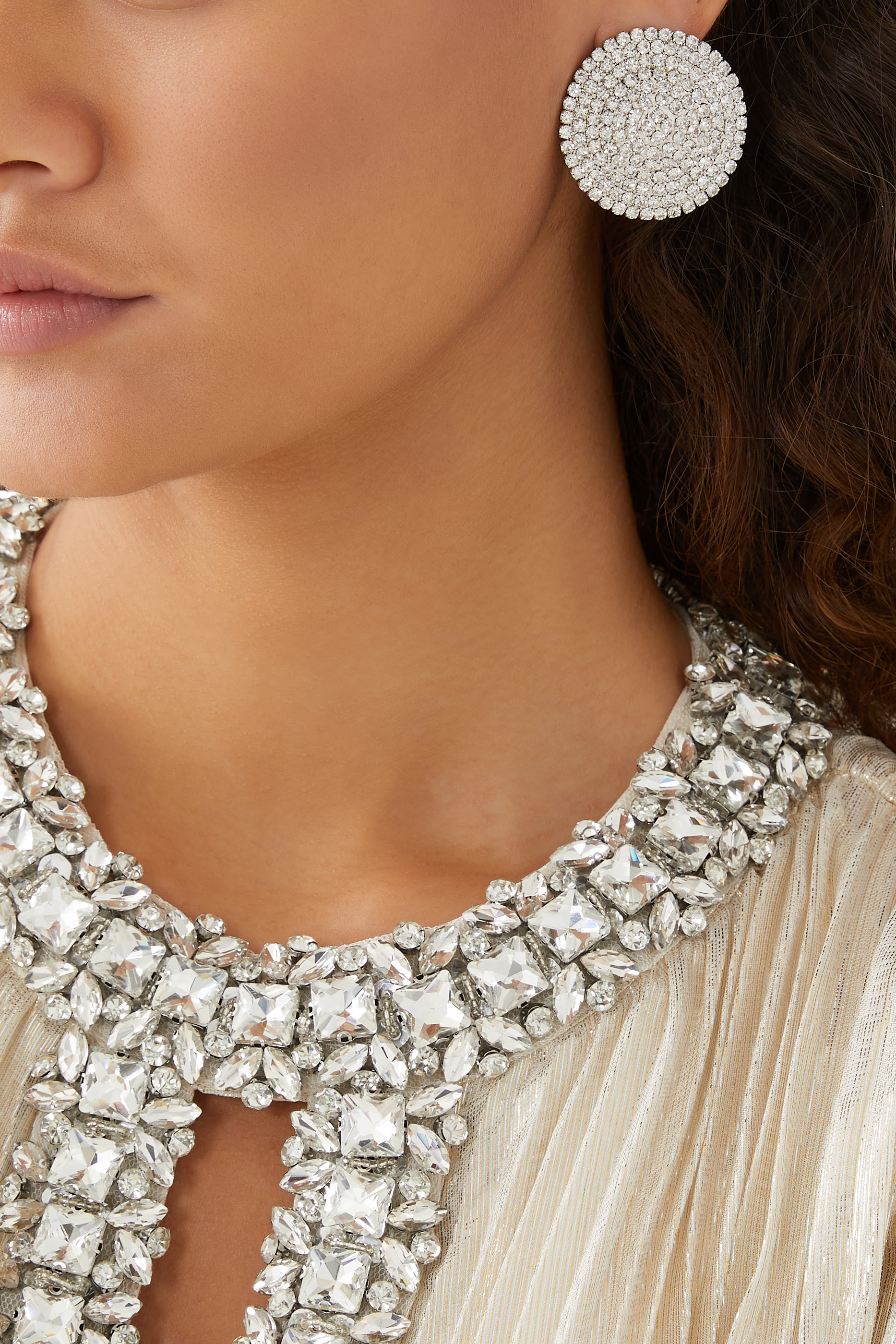 أقراط كبيرة بتصميم دائري مرصعة بالكريستال