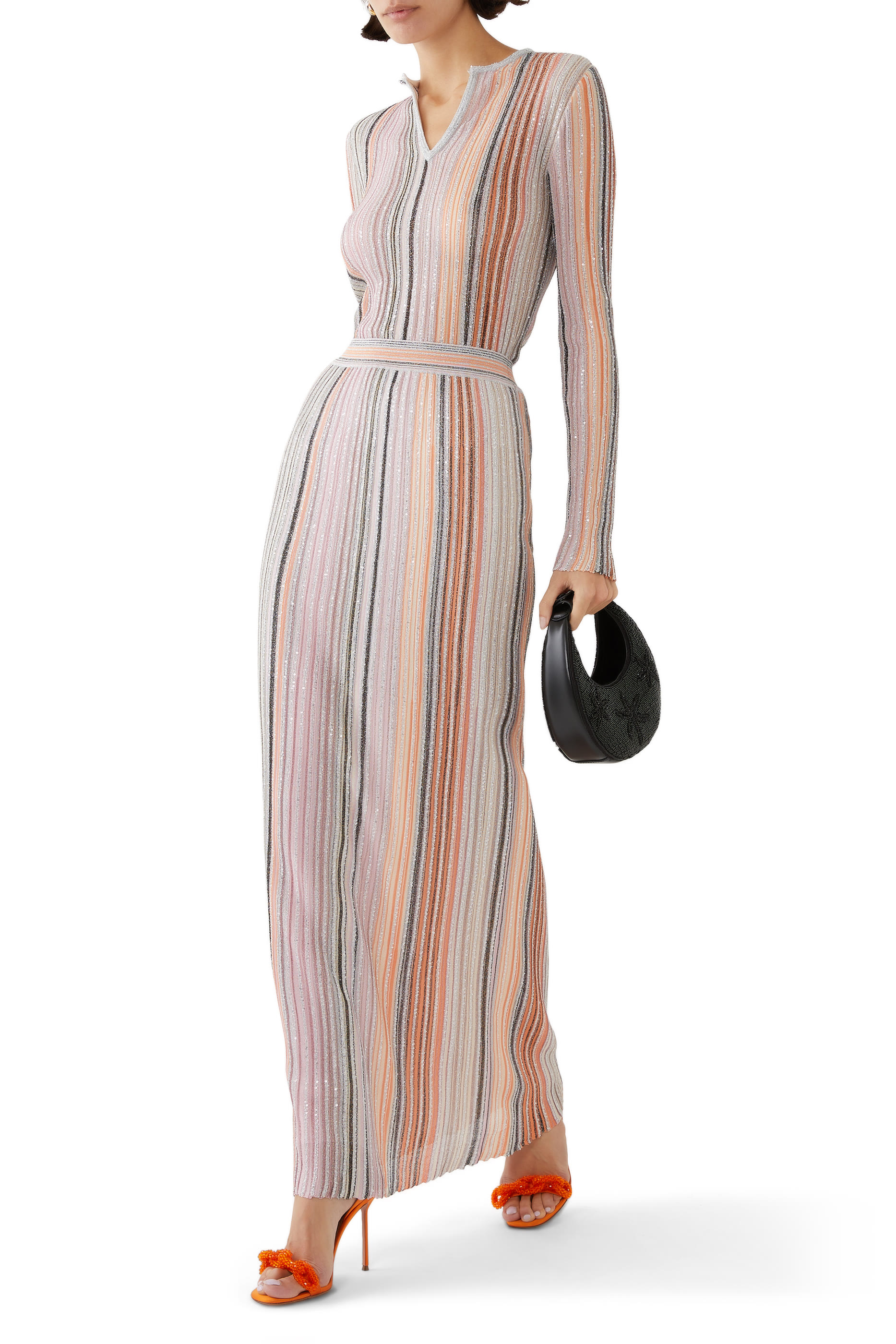 تنورة طويلة بنسيج مطرز بالترتر