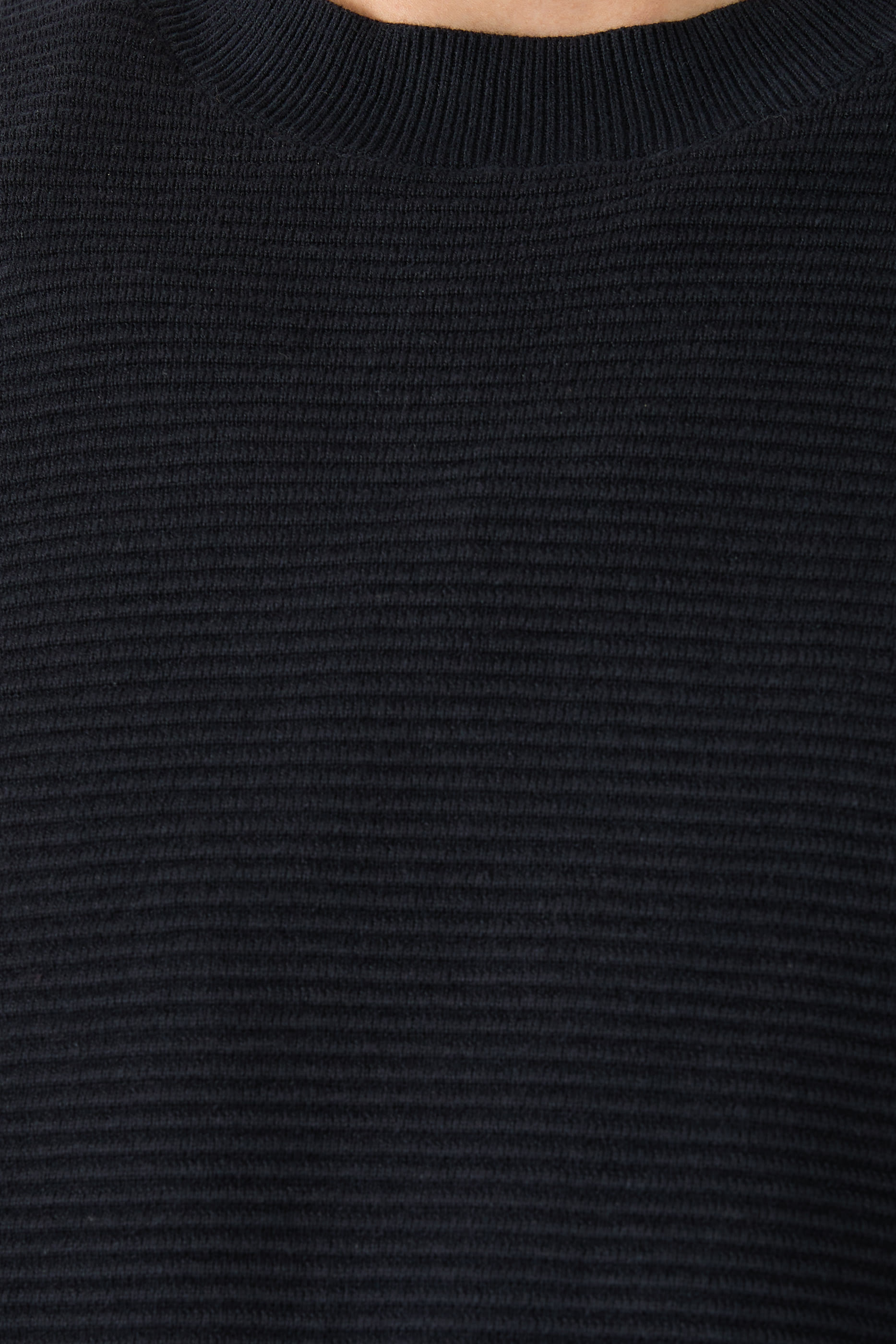 كنزة ذا جريد بياقة ضيقة