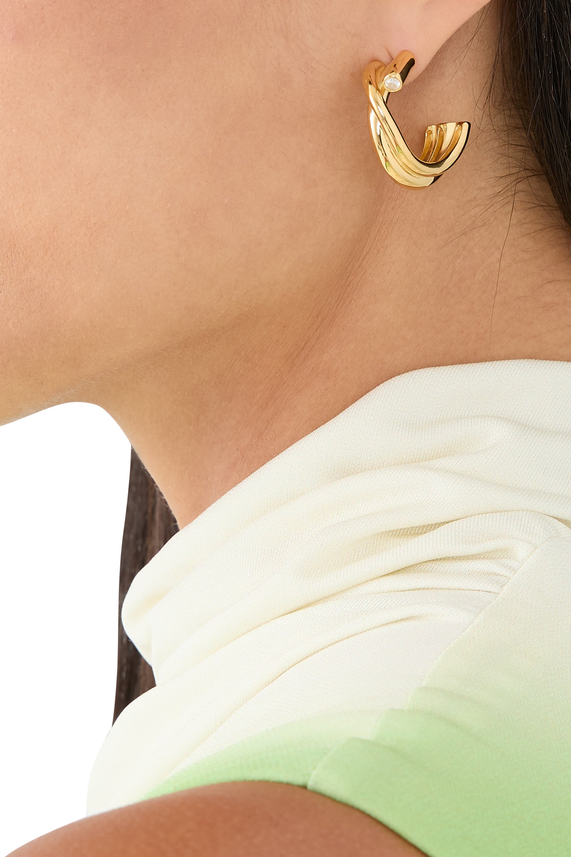 أقراط دائرية مرصعة بأحجار زركونيا مكعبة، فضة إسترلينية معاد تدويرها مطلية بذهب أصفر عيار 18