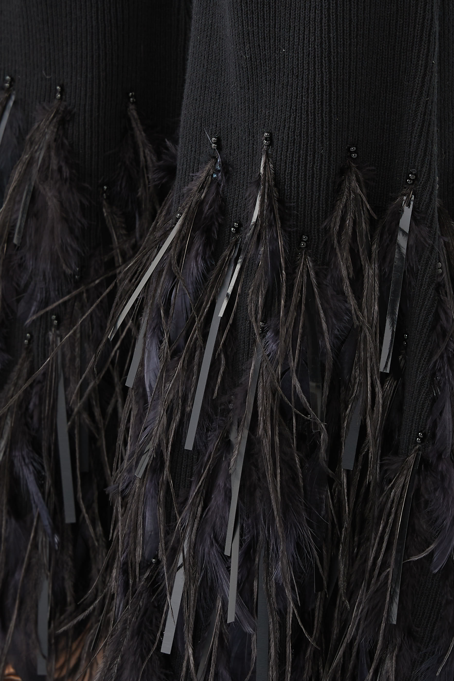 بنطال بحواف واسعة مزينة بريش نعام