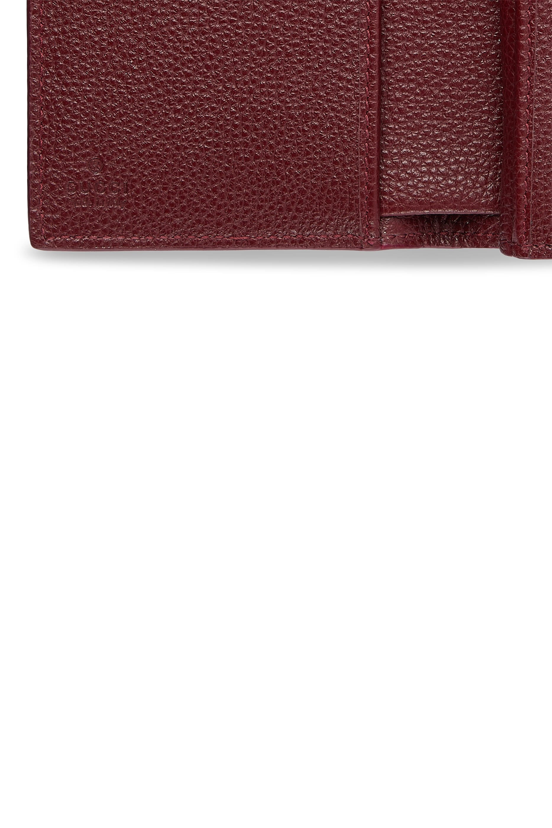 محفظة مارمونت صغيرة بلونين وحرفي شعار الماركة