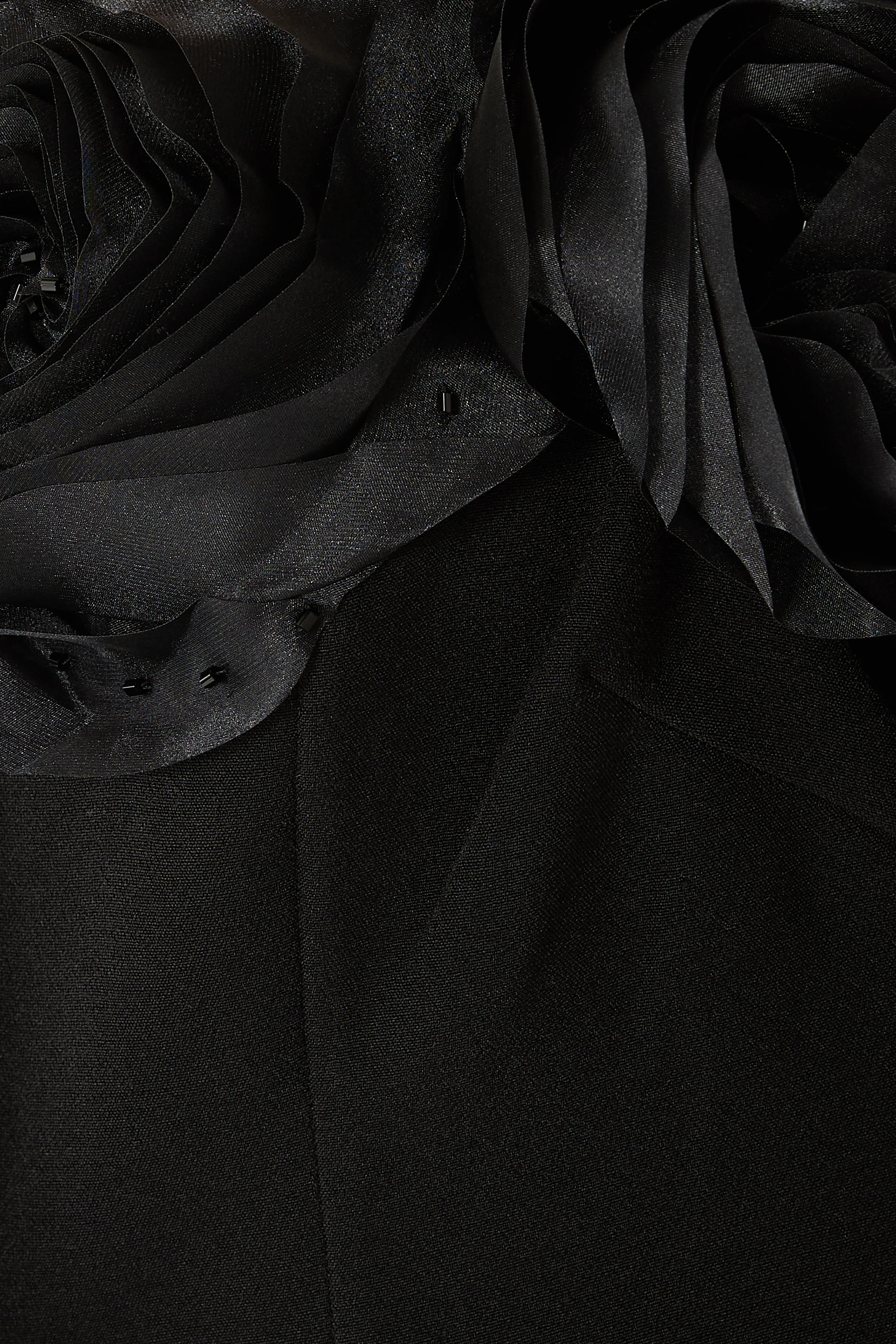 فستان سهرة بأكتاف مكشوفة وزهور بارزة الملمس كريب