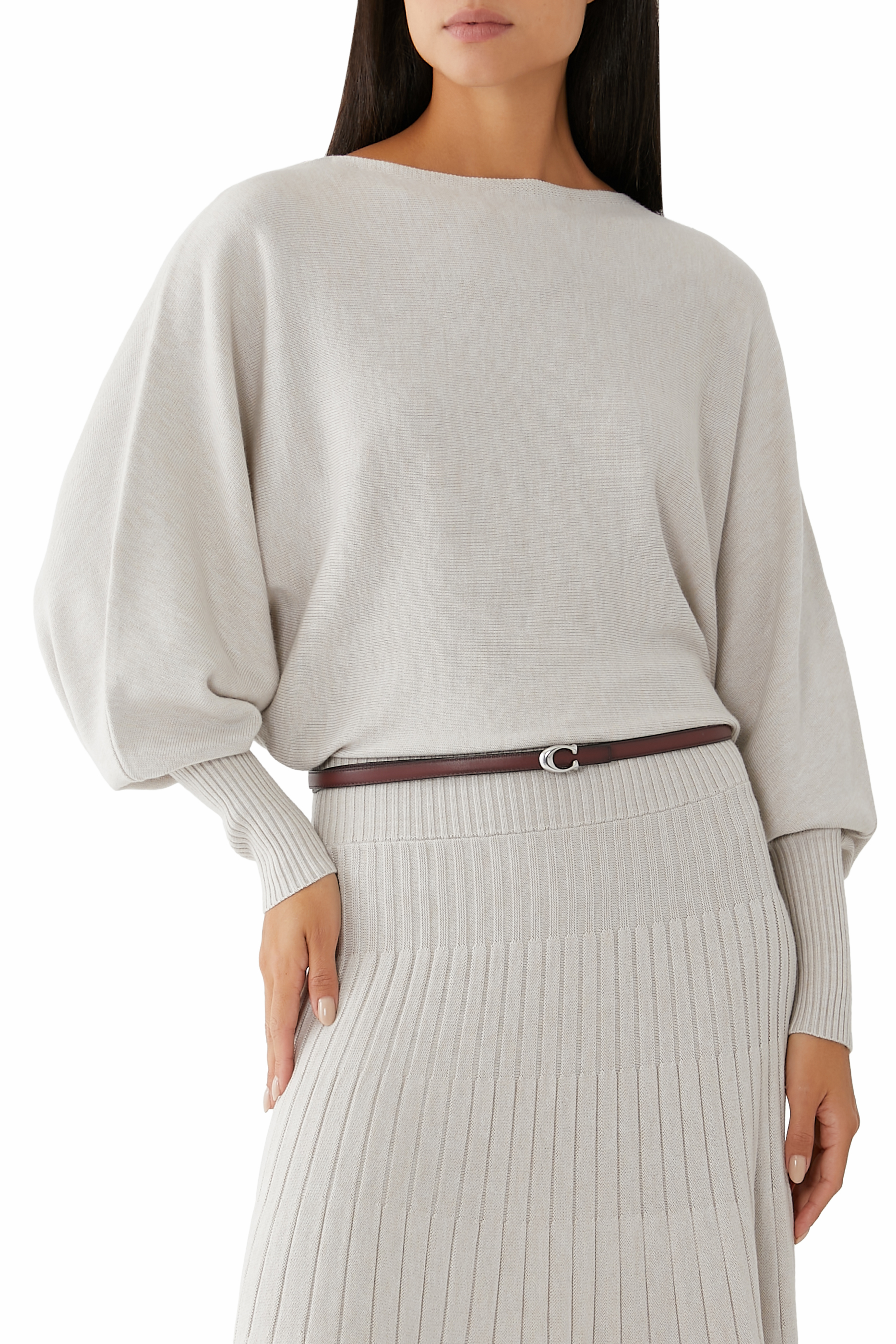 حزام بوجهين وإبزيم بشعار الماركة منحوت على شكل حرف C