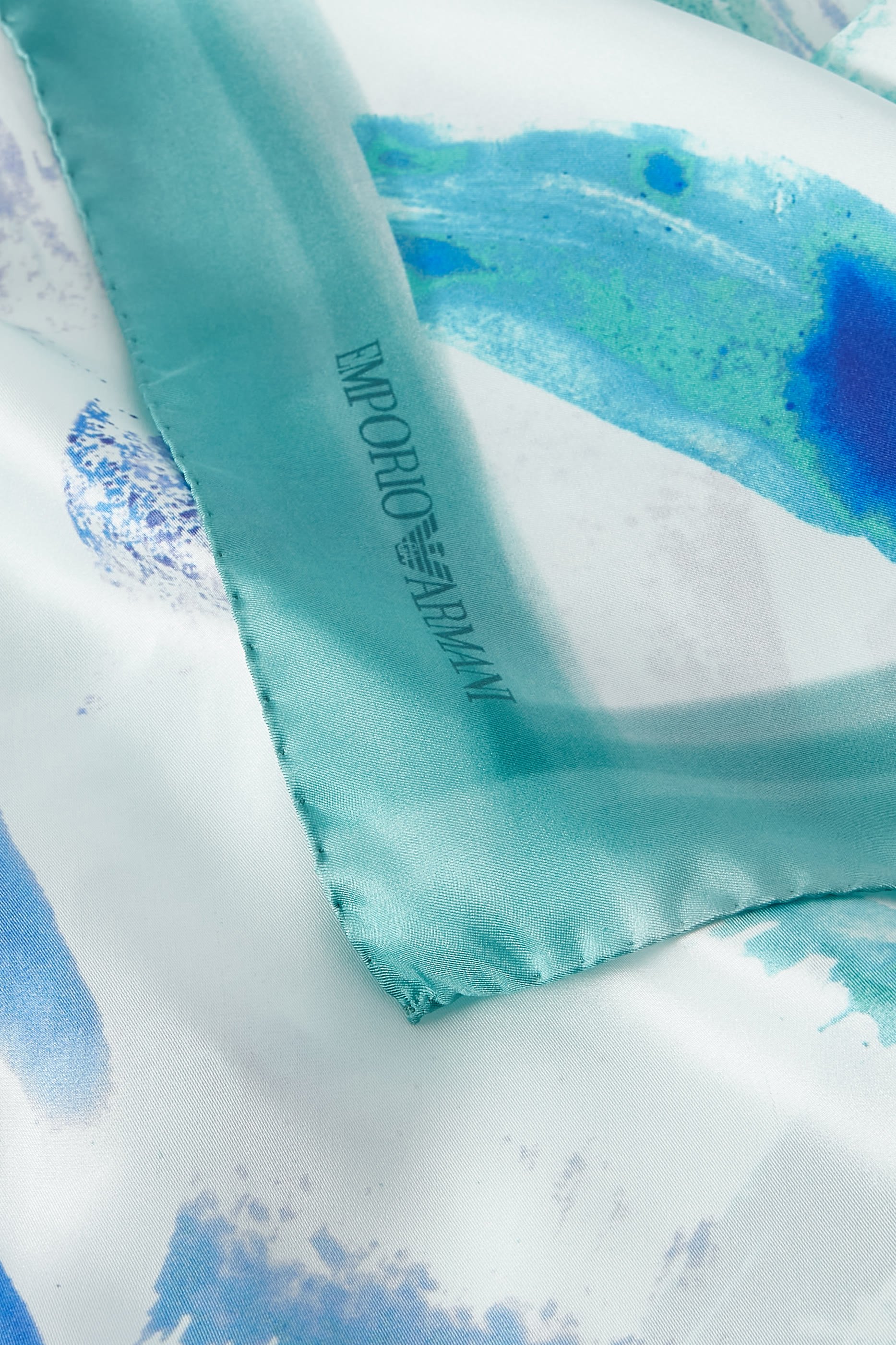 وشاح فولار بنقشة وشعار الماركة