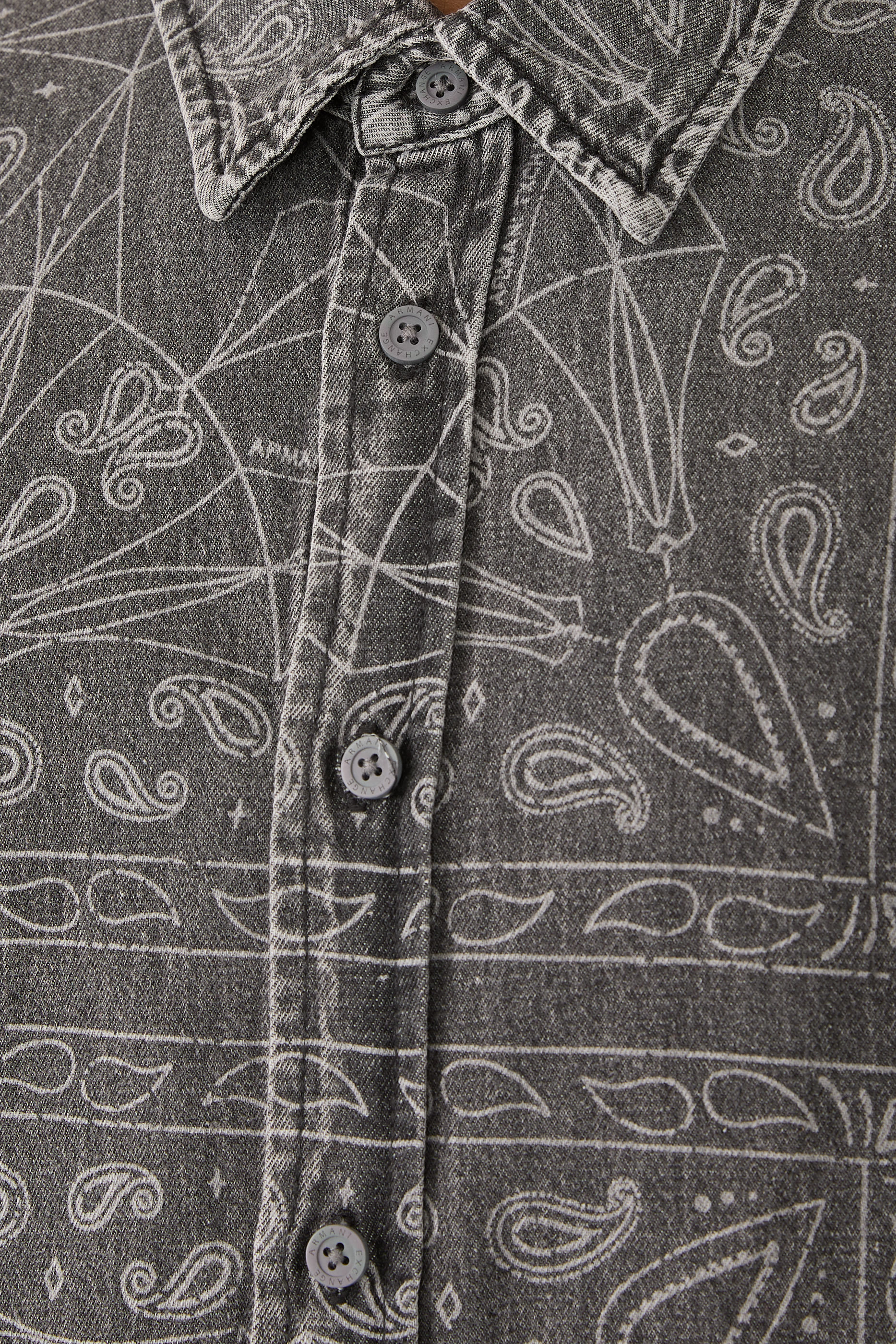 قميص بطبعة كاليدوسكوب