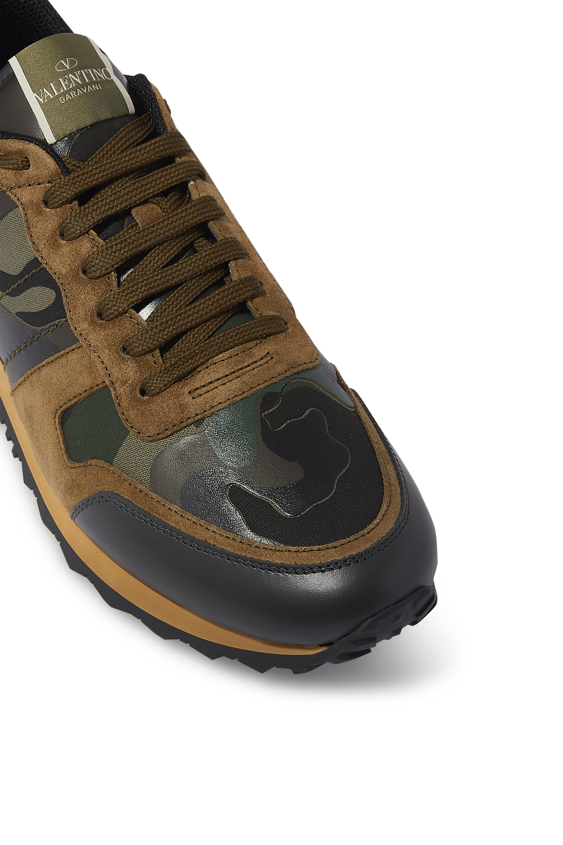 سنيكرز رانر بنقشة مموهة وحلي هرمية