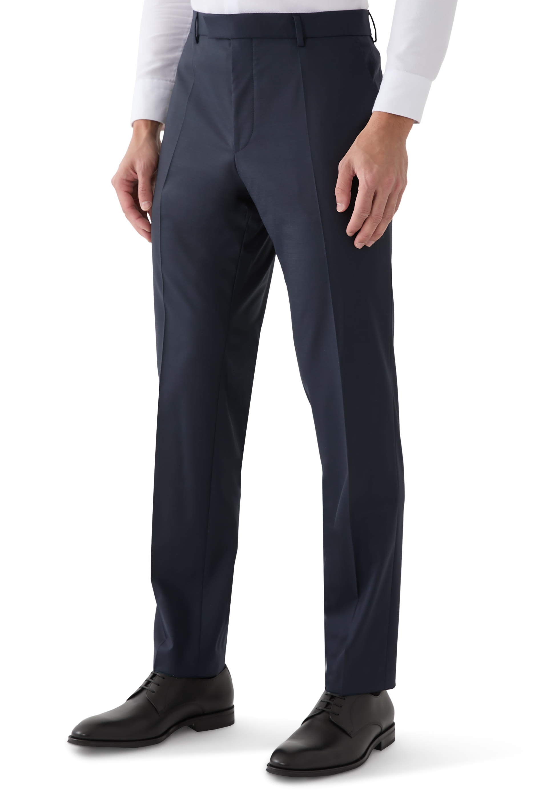 بدلة بقصة ضيقة