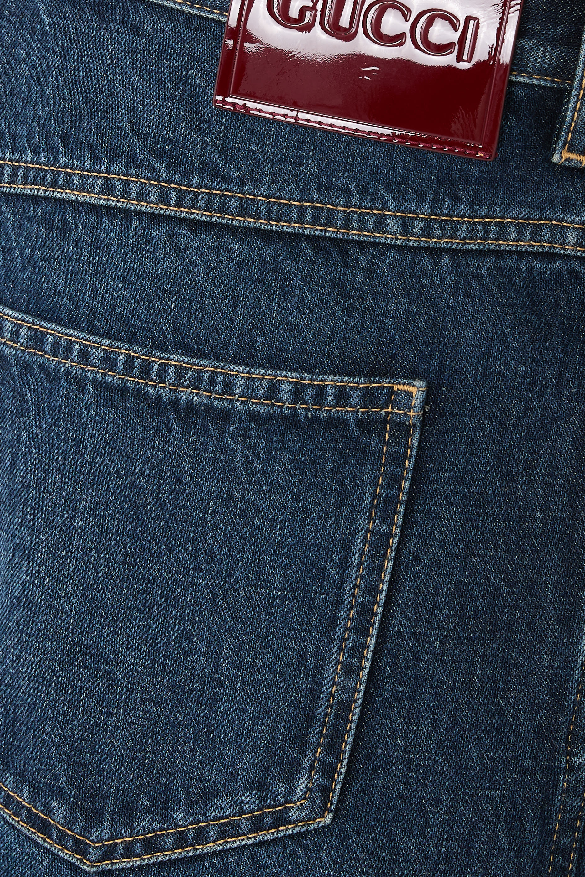 بنطال بقصة ضيقة وشعار الماركة قطن دنيم