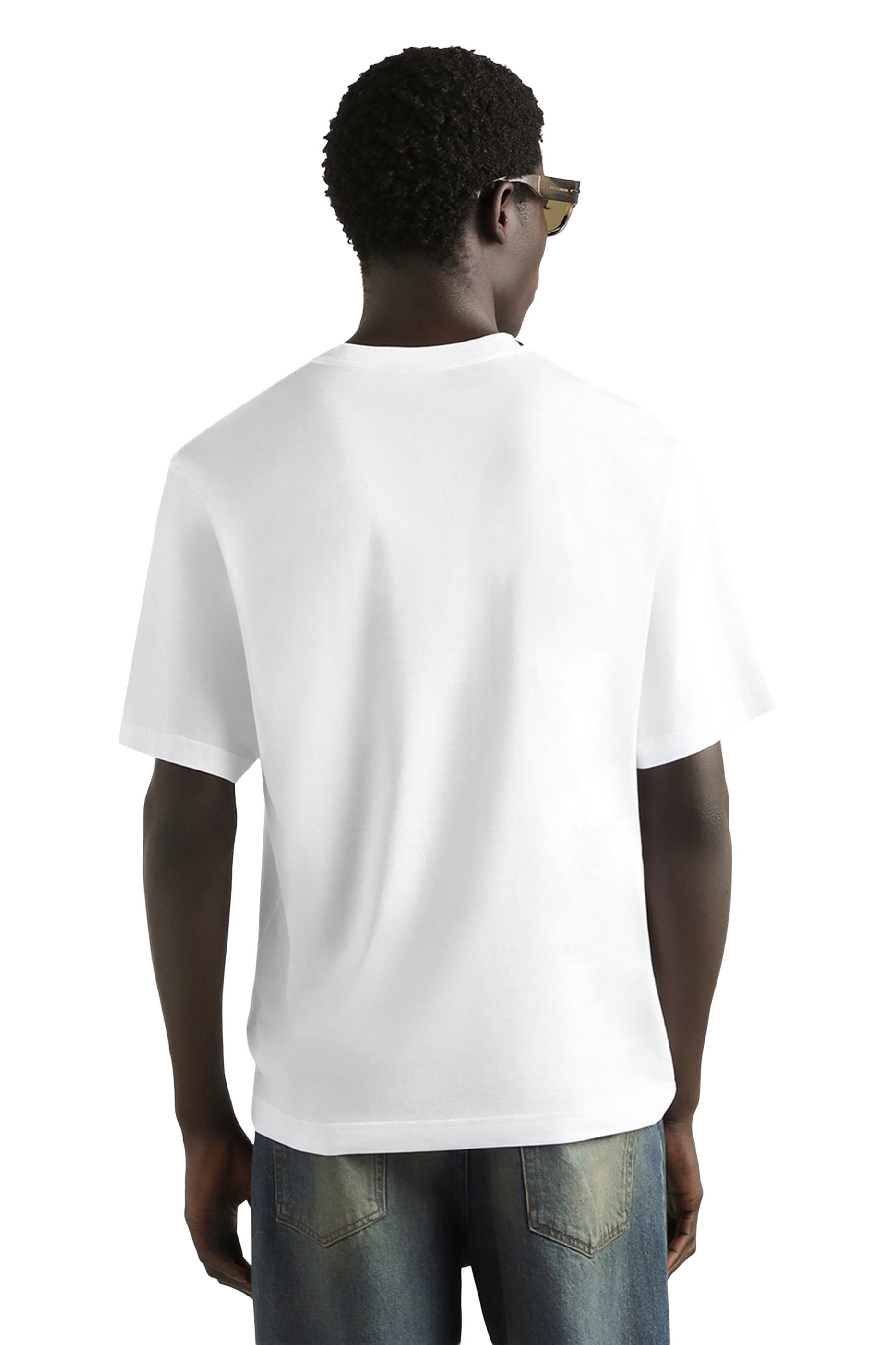 تيشيرت مزين برقعة شعار الماركة