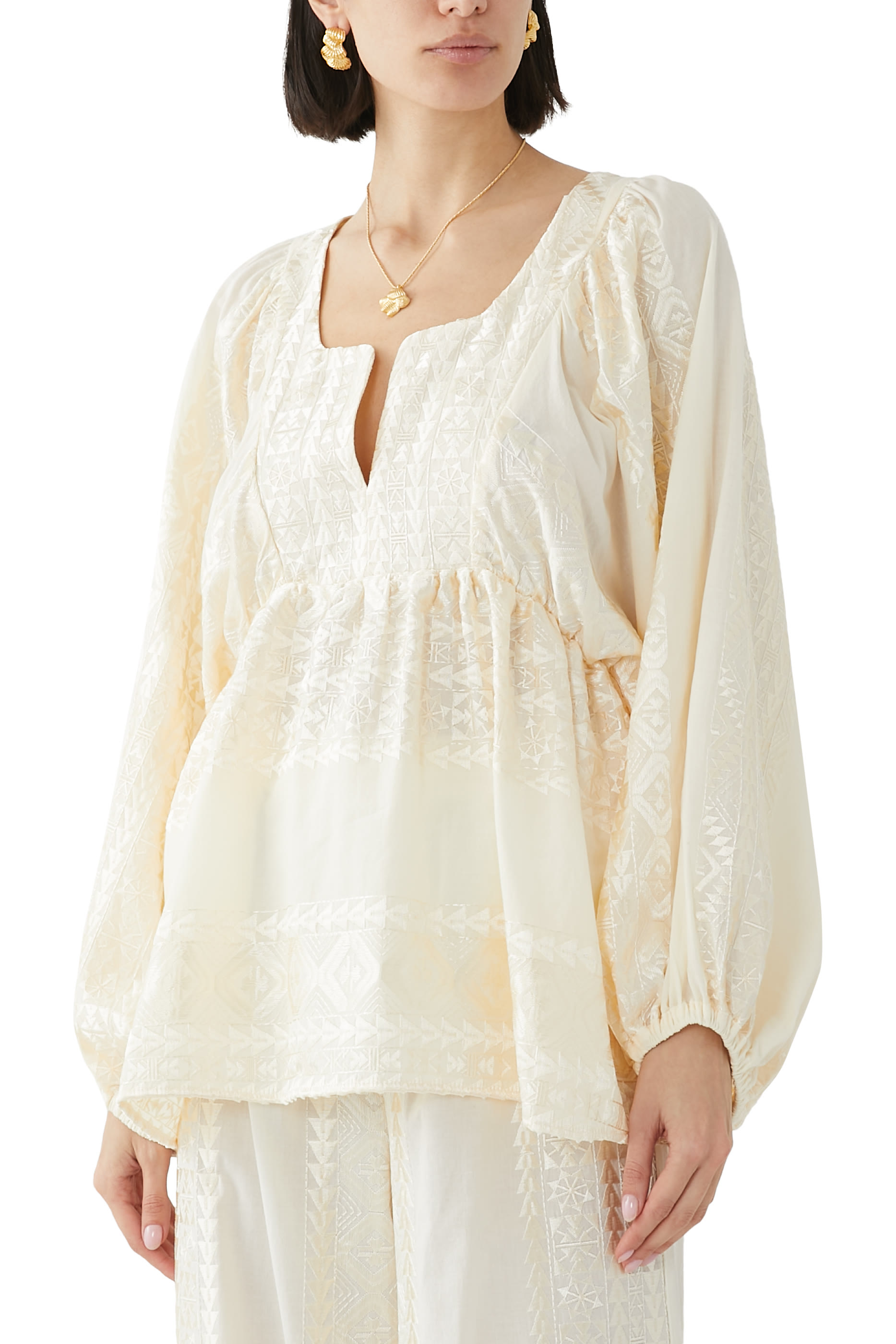 بلوزة بأكمام طويلة