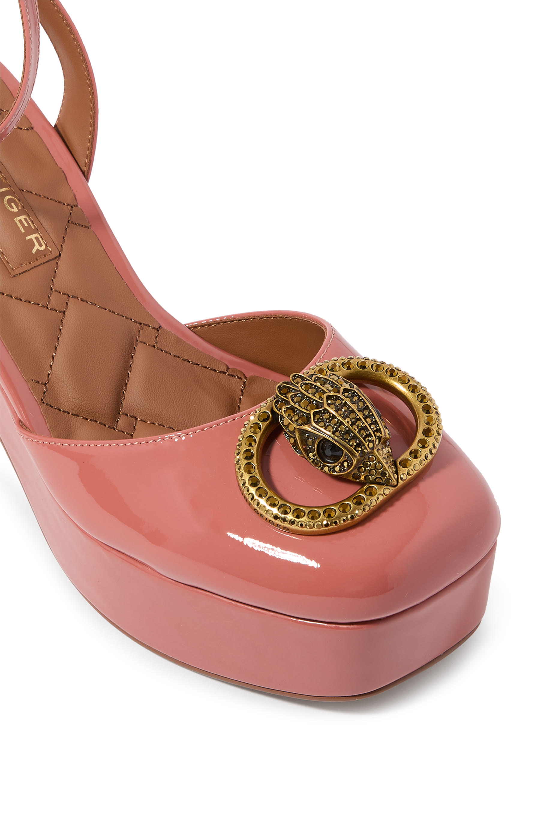 صندل تشيلسي بمقدمة مغلوقة ونعل سميك