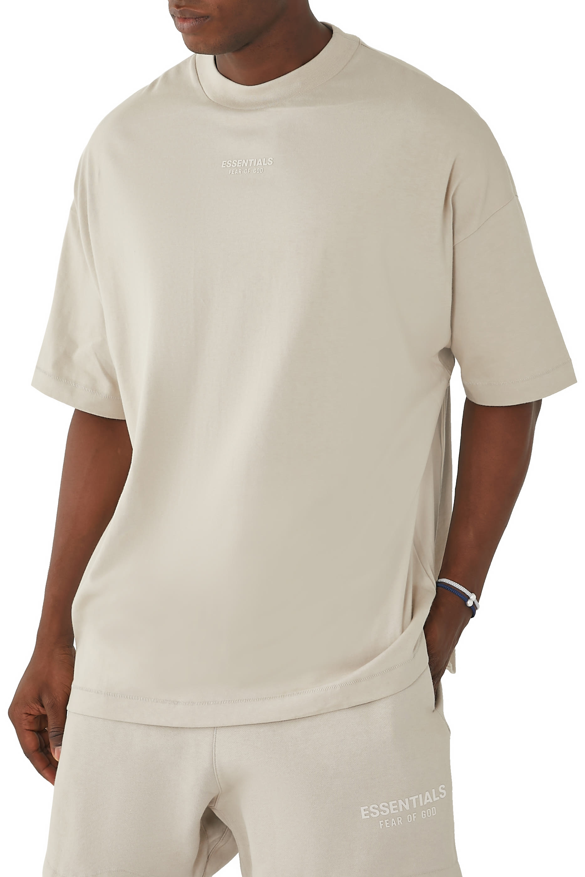 تيشيرت بياقة ضيقة بشعار اسنشالز