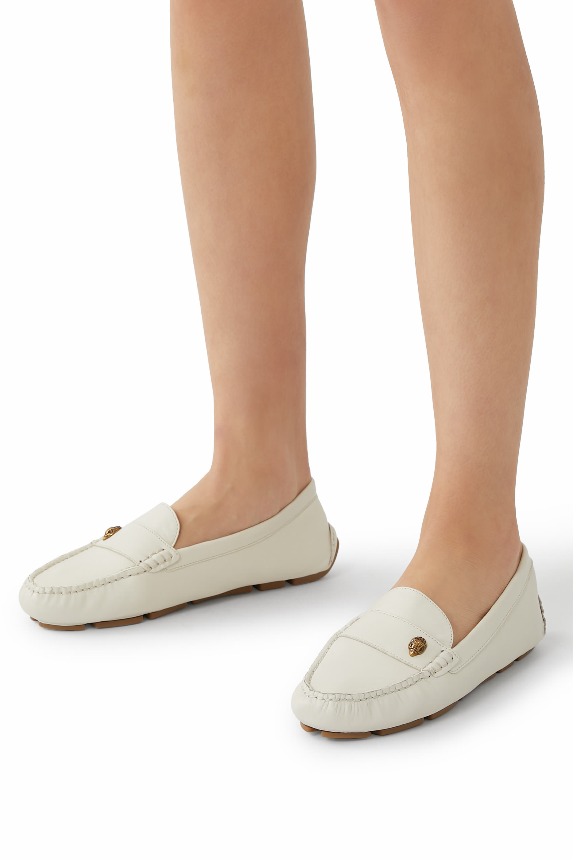 حذاء سهل الارتداء بحلية شعار الماركة