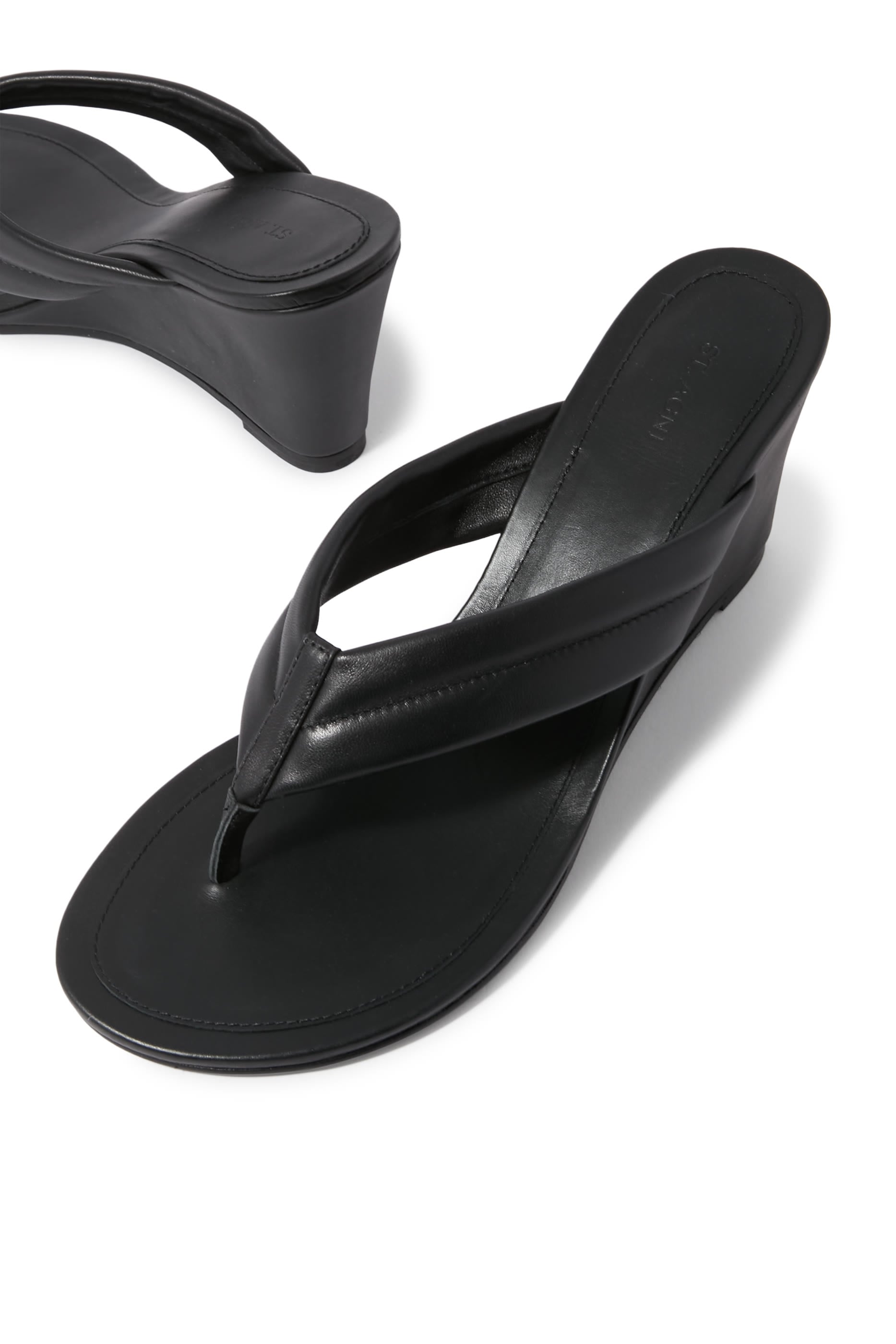 صندل 80 بتصميم ثونج بتفاصيل محاكة وكعب ويدج