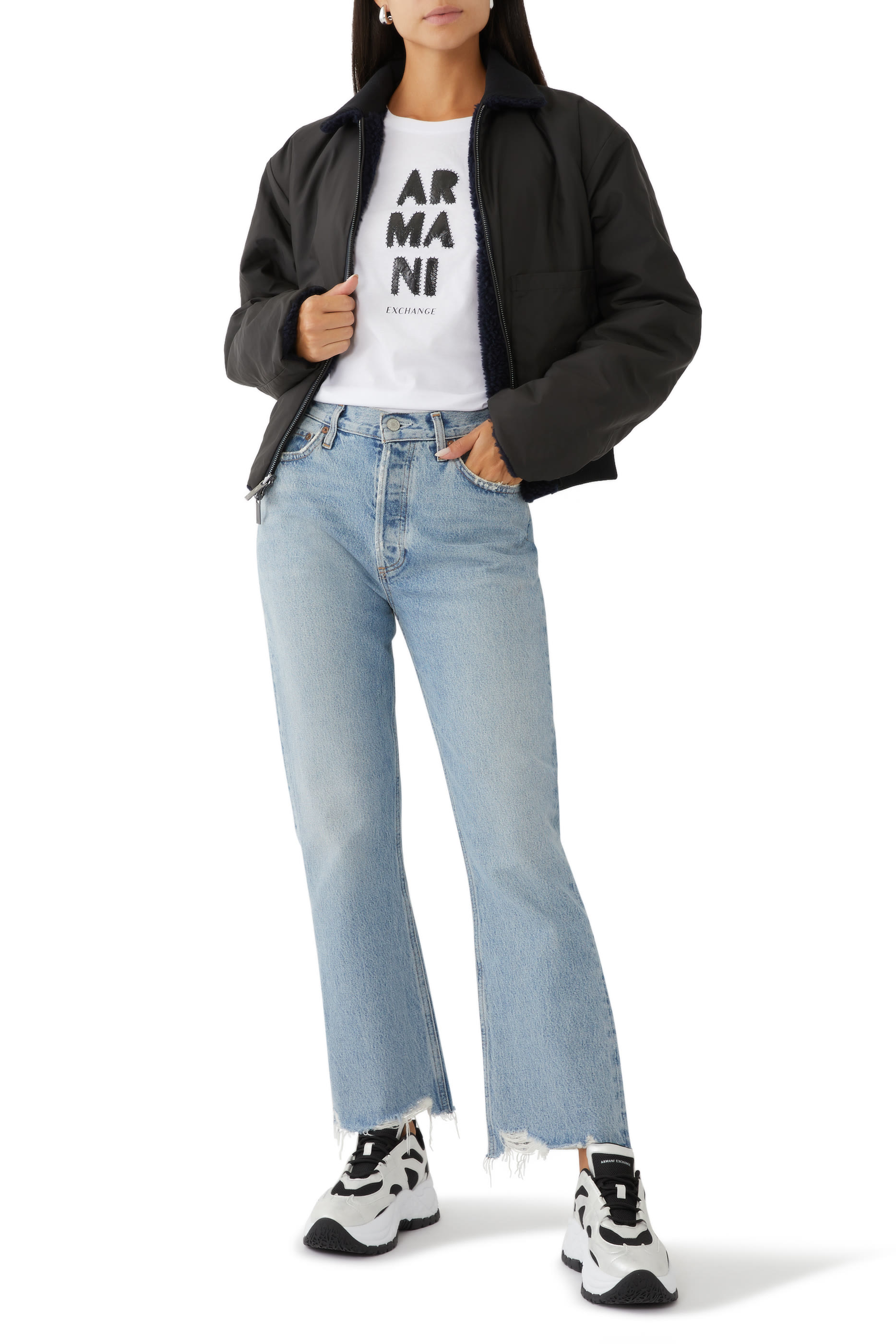 تيشيرت بقصة ضيقة وياقة ضيقة