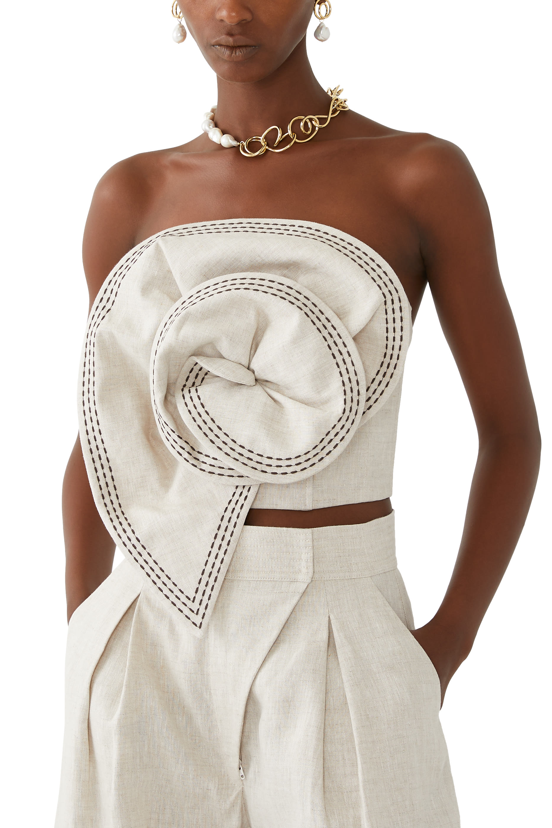 بلوزة فوسيلز بتطريزات وقصة قصيرة