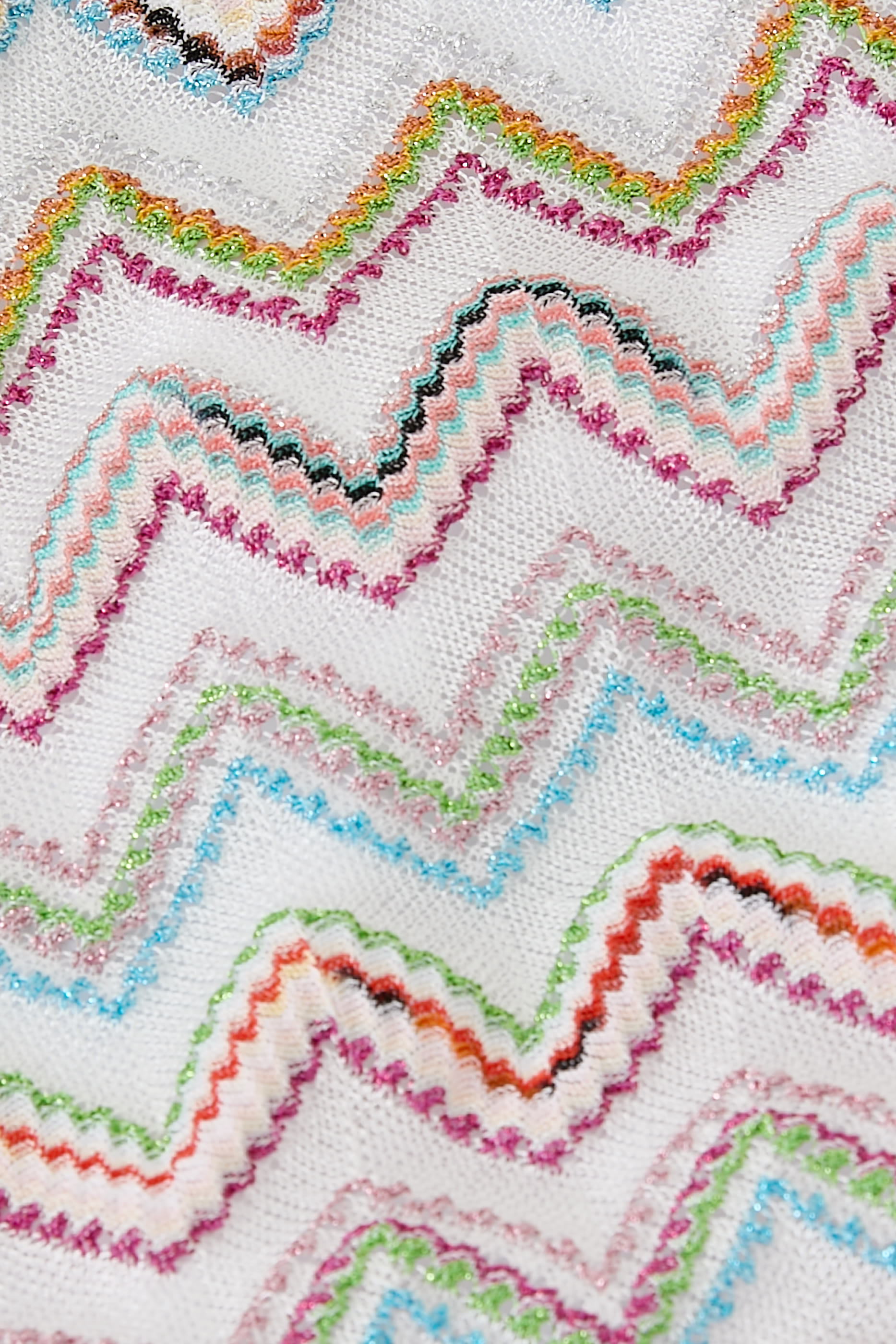 بدلة سباحة بتصميم قطعة واحدة بنقشة خطوط متعرجة لاميه 3 دي