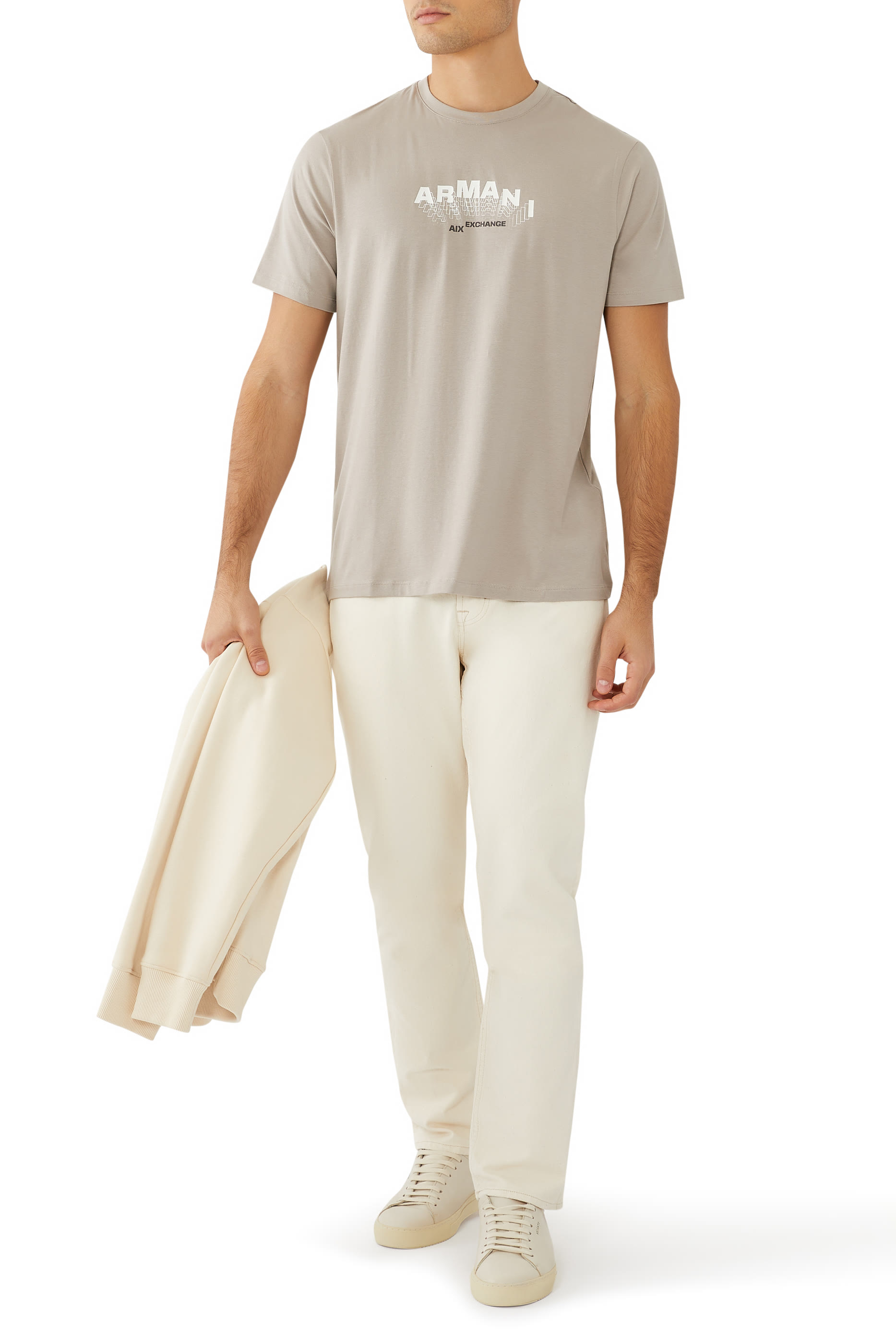 تيشيرت بقصة ضيقة وشعار الماركة بارز الملمس