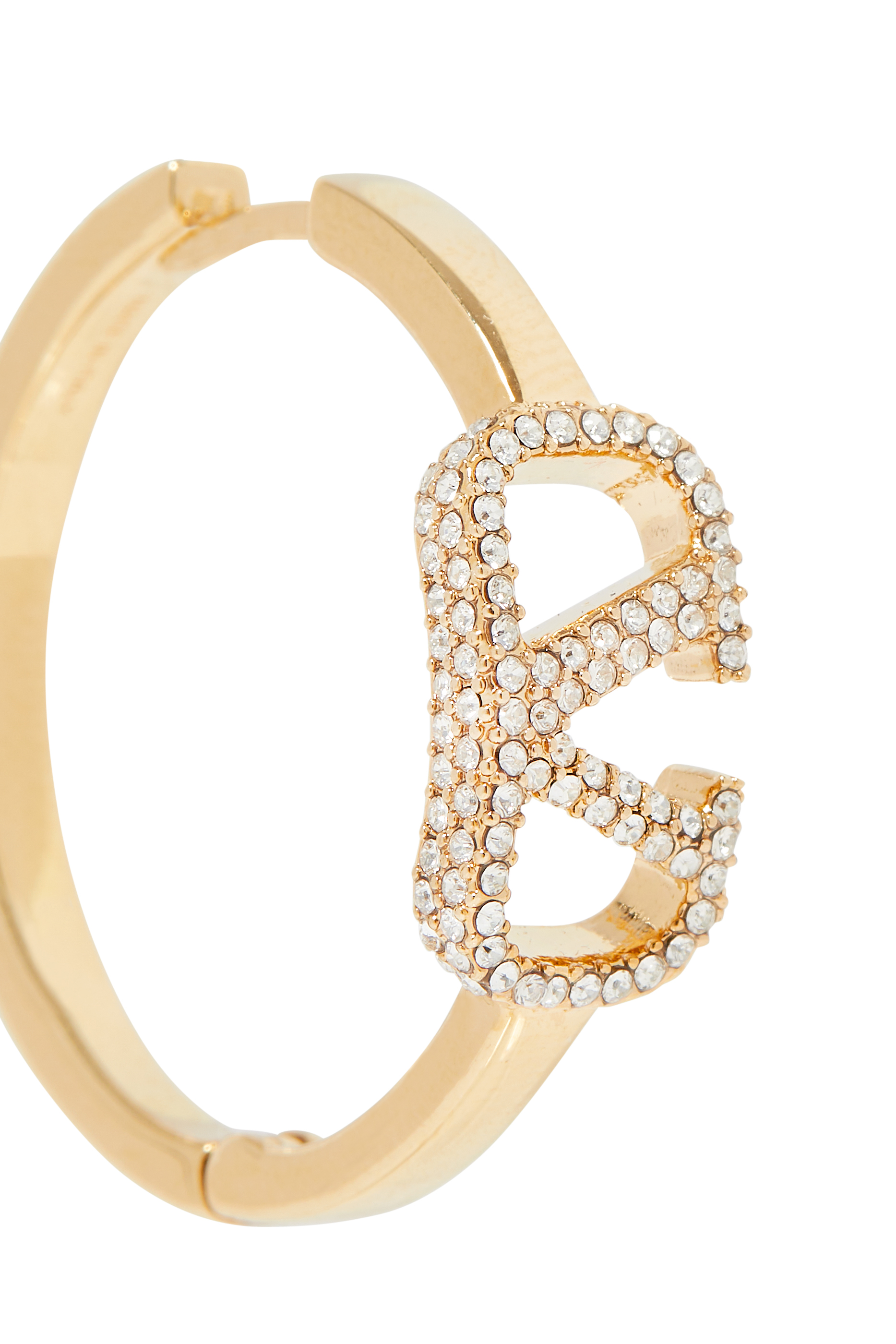 أقراط مزينة بشعار الماركة مرصع