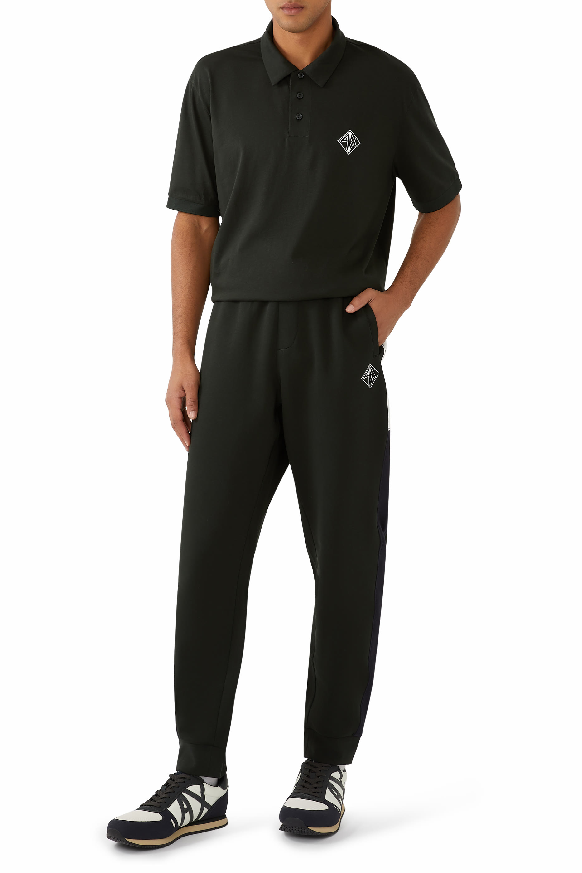 قميص بولو بقصة عادية وشعار الماركة