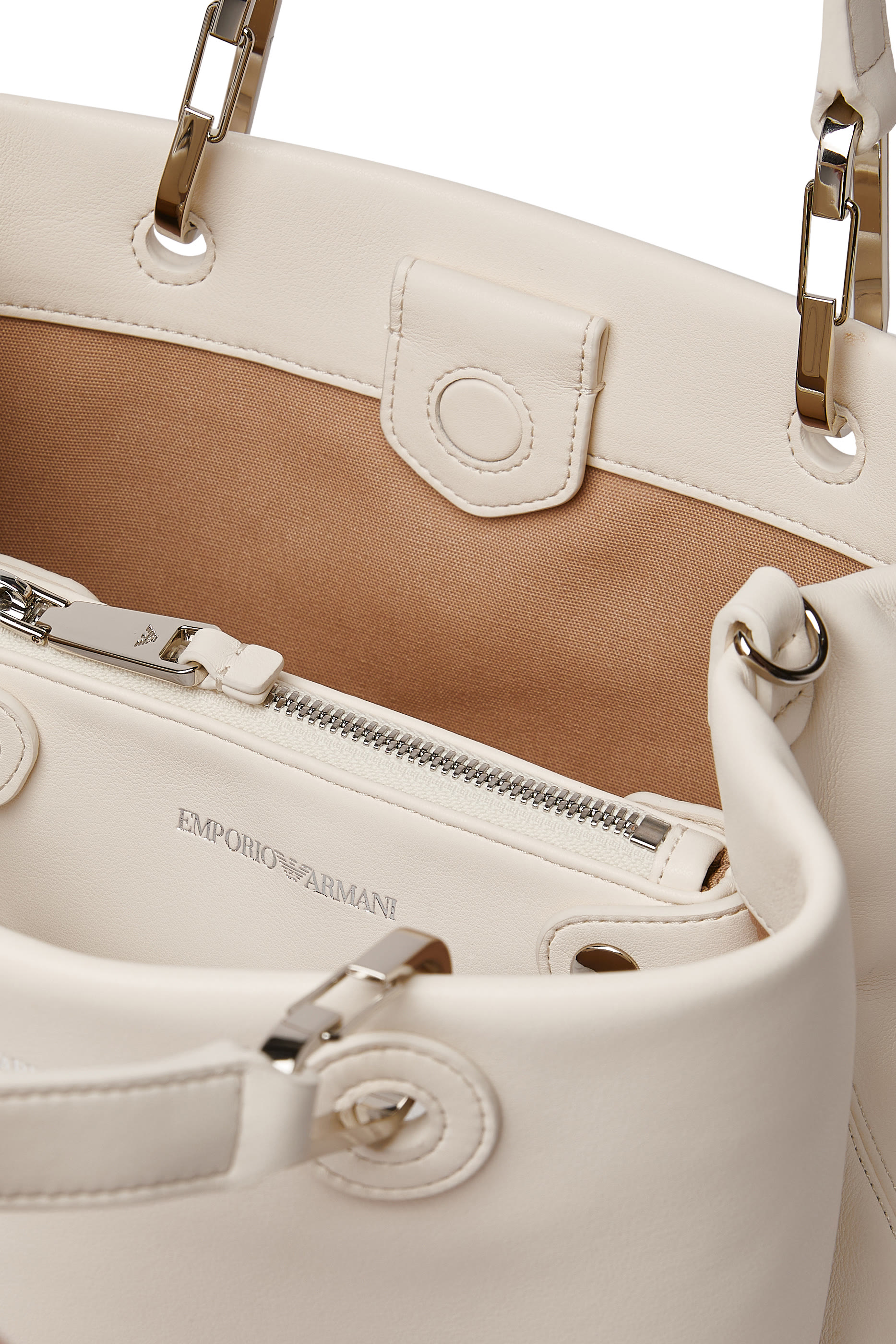 حقيبة يد بشعار الماركة