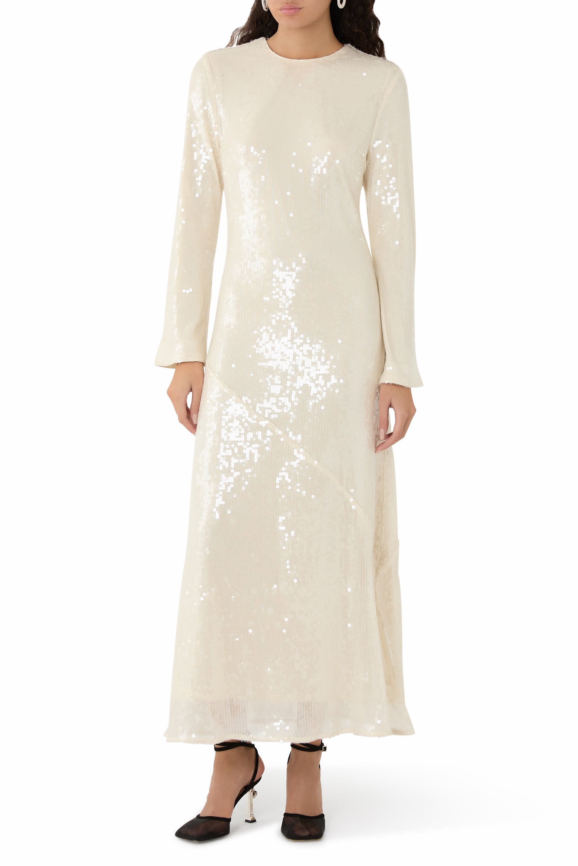 فستان طويل مزين بالترتر