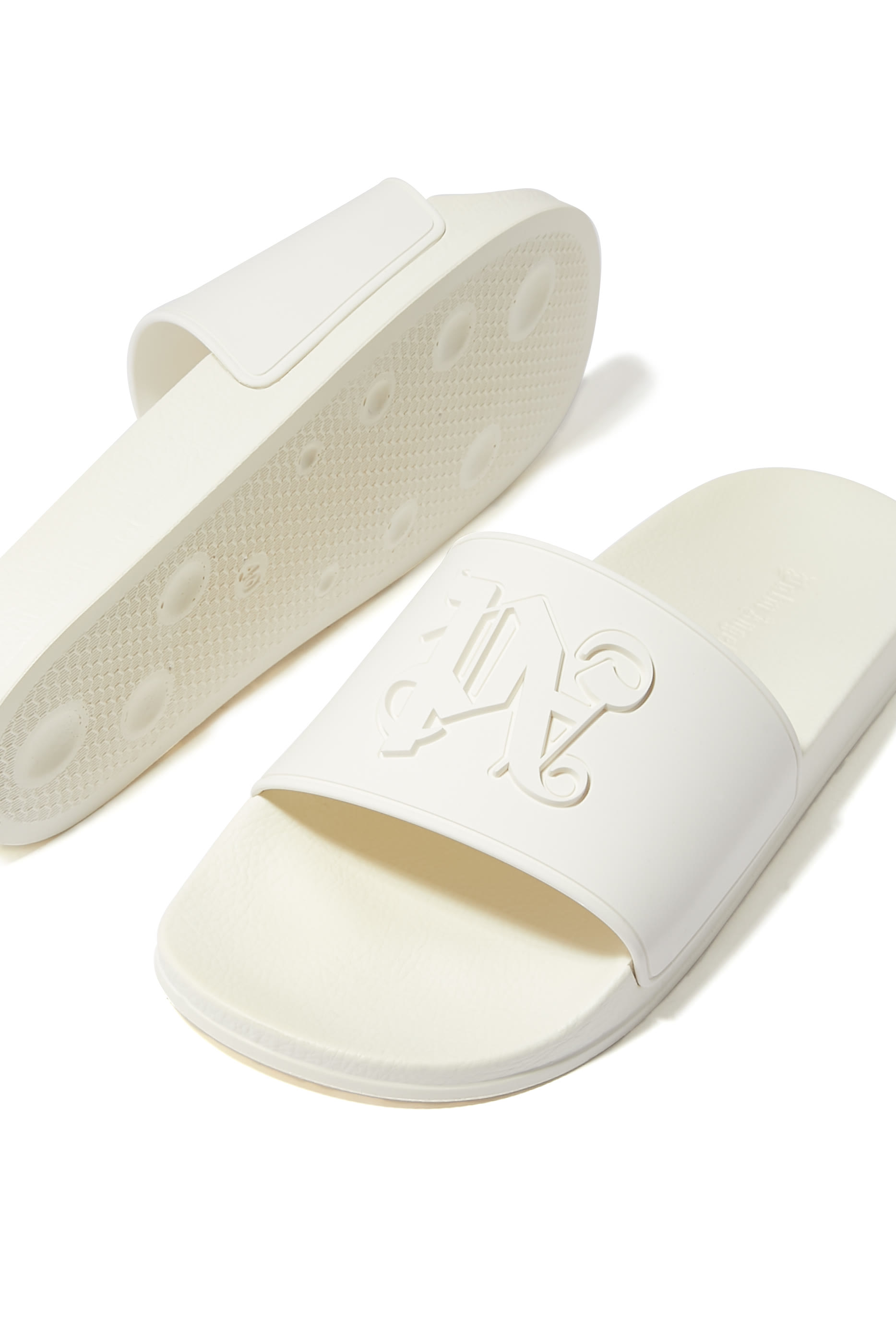 حذاء مفتوح بشعار الماركة