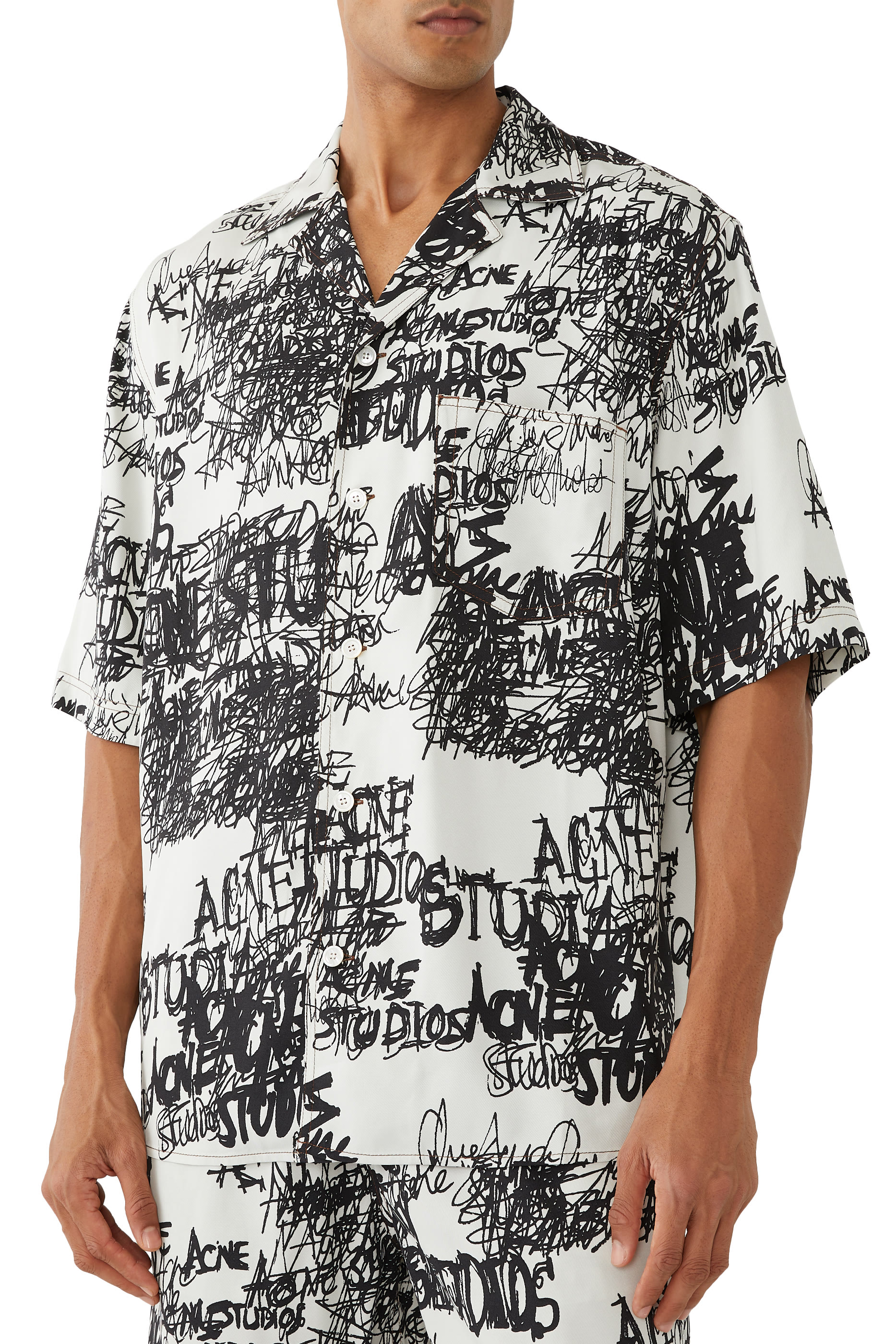 قميص بطبعات بأزرار