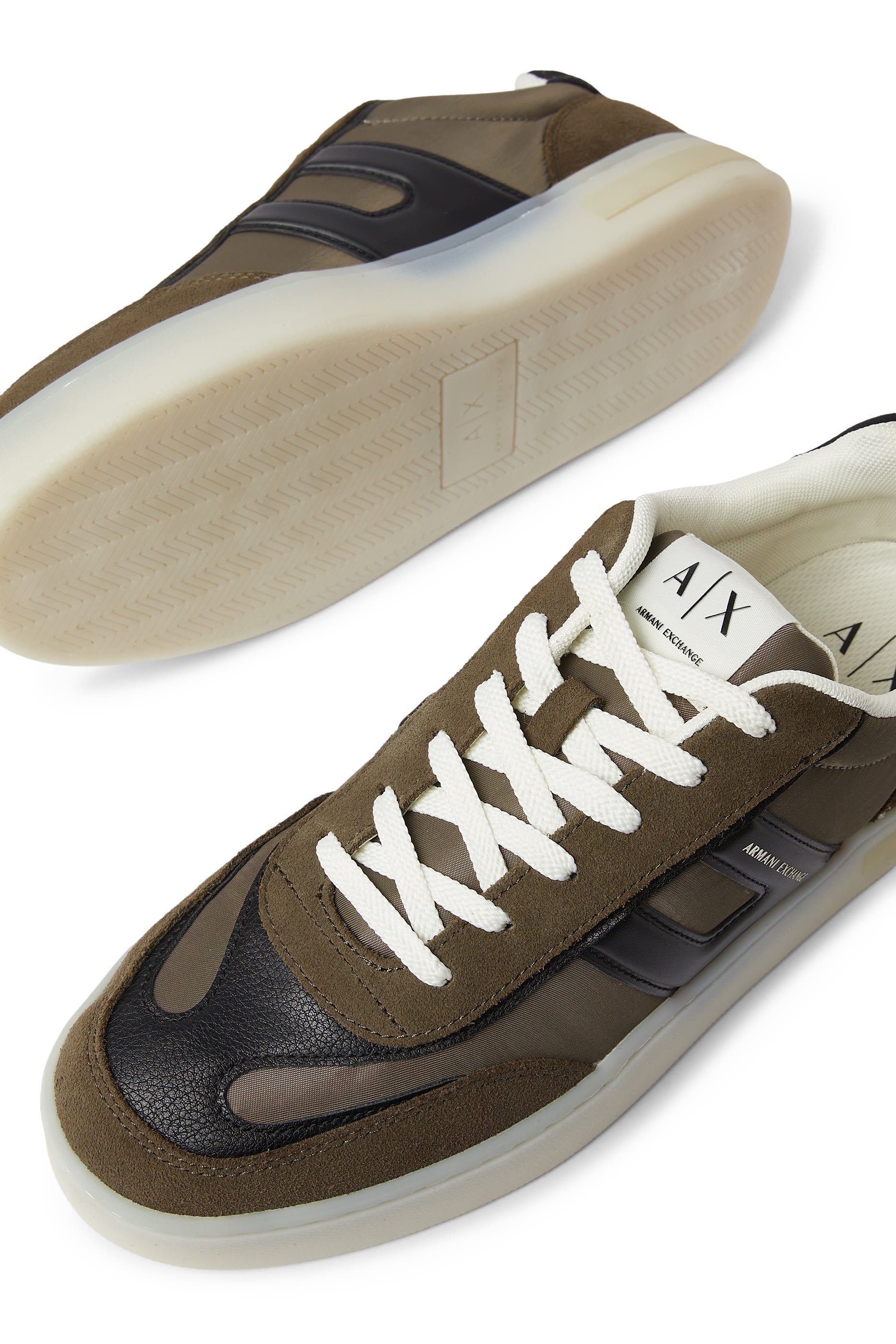 سنيكرز بشعار الماركة قماش معالج