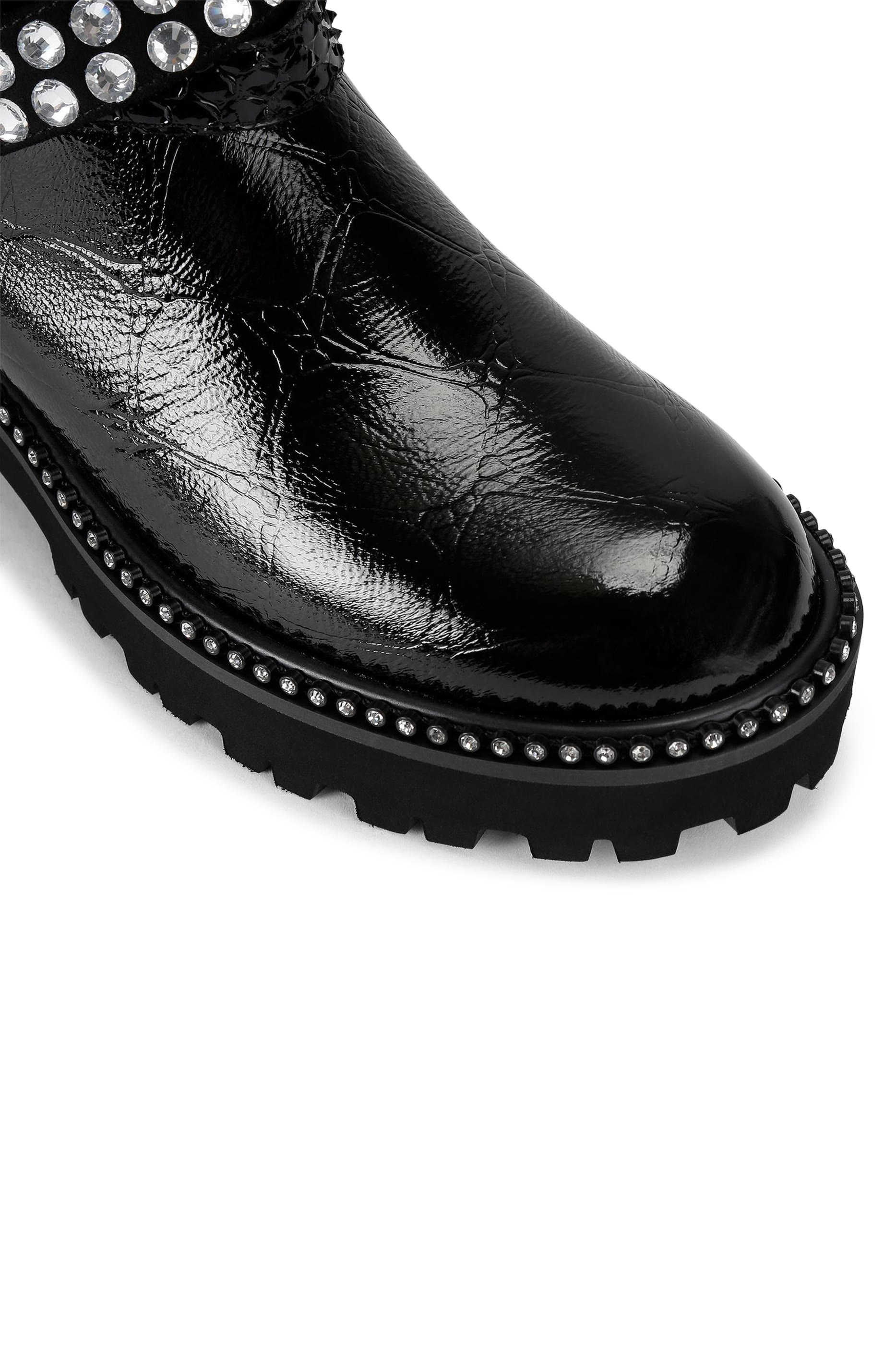 بوت مزين بسيور