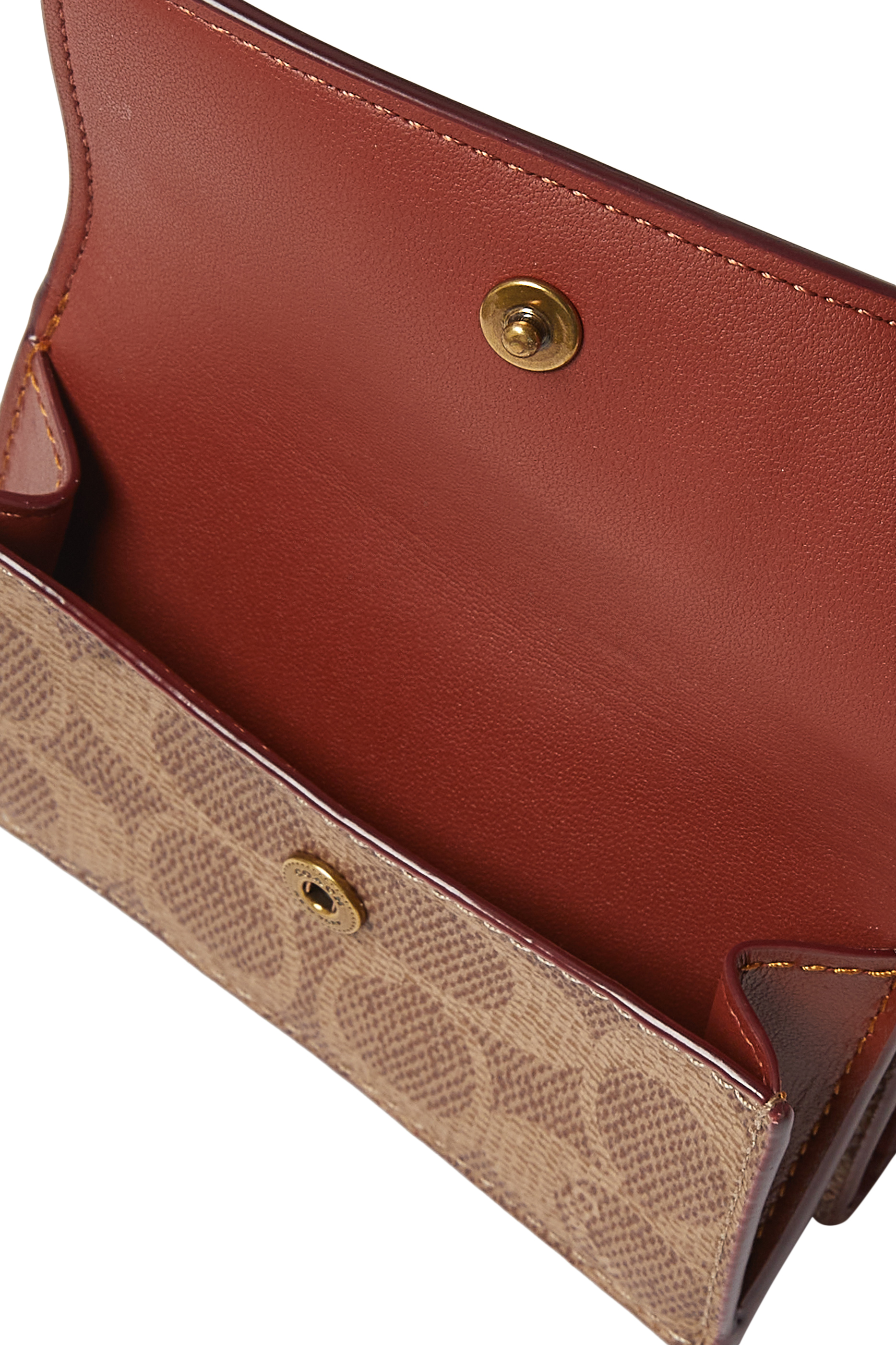 محفظة صغيرة ثلاثية الطيات