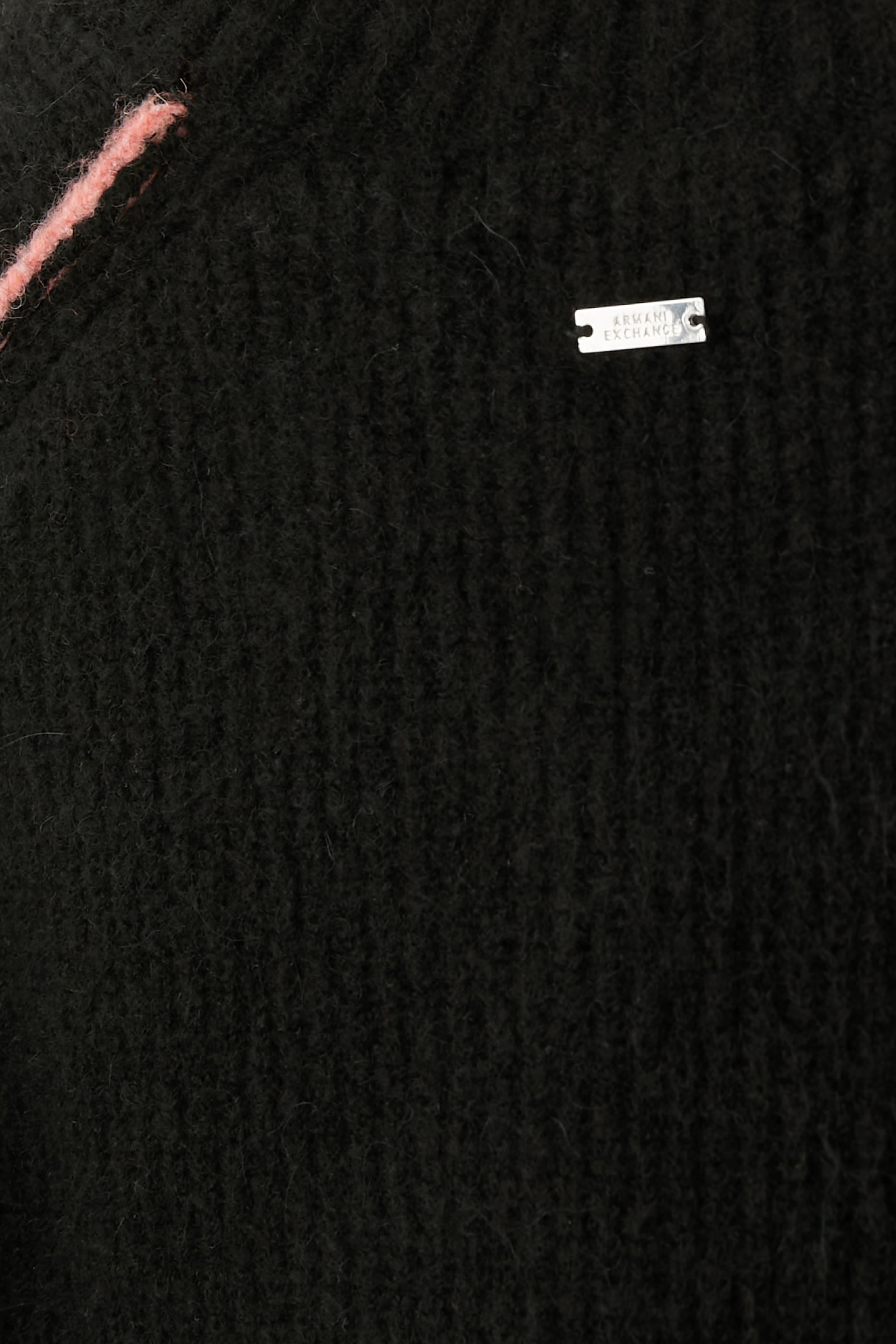 كنزة بياقة ضيقة وأكمام مطوية