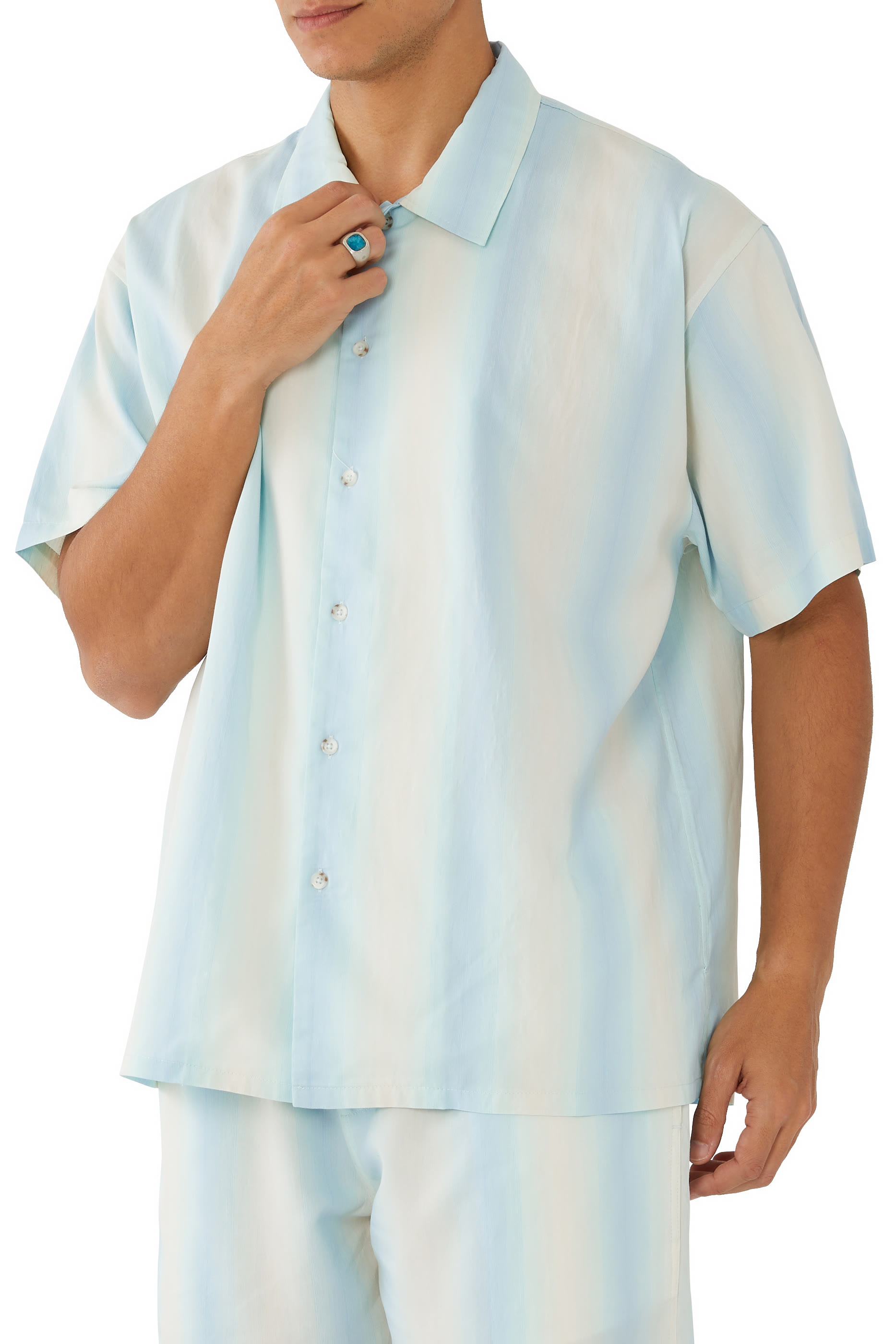 قميص مخطط بقصة واسعة