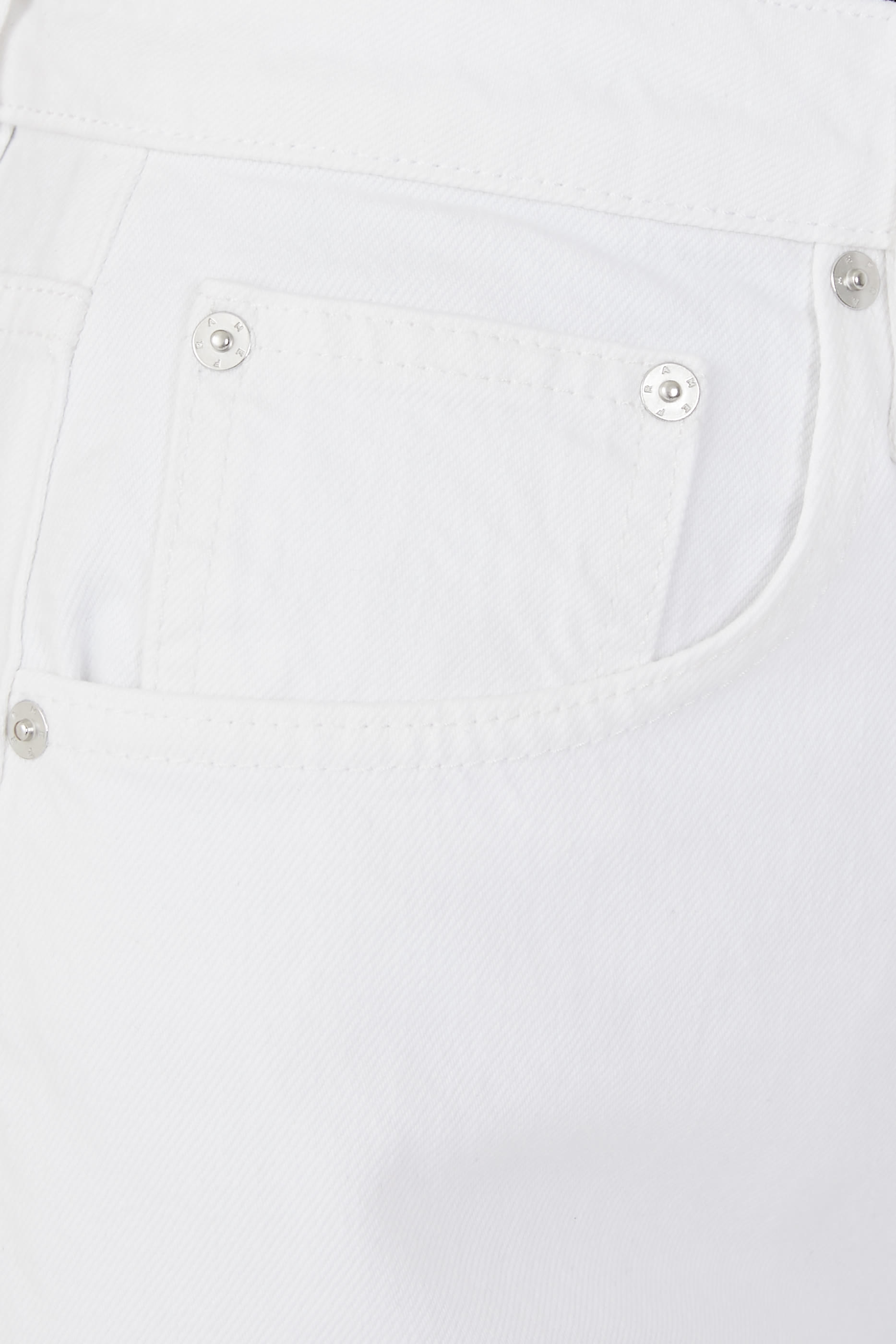 بنطال جينز طويل بقصة ساق مستقيمة