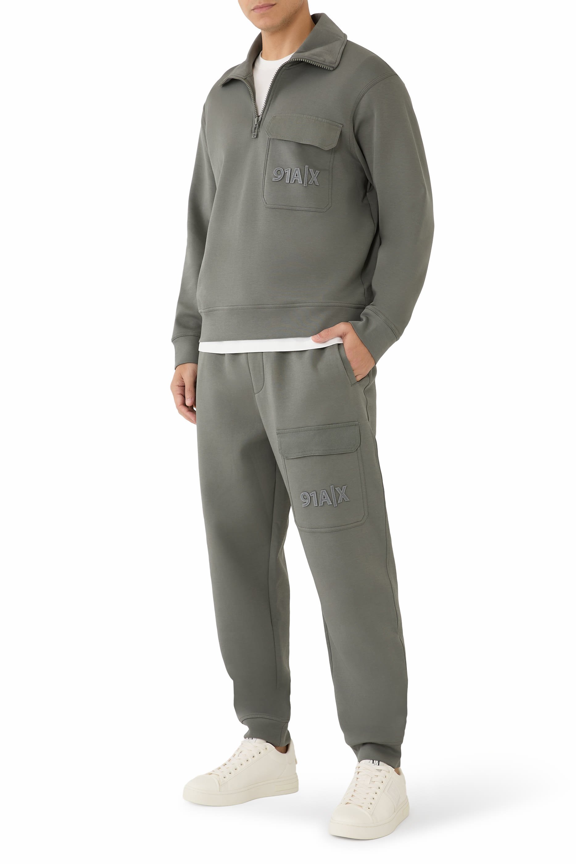 سويت شيرت ناينتي وان بياقة عالية بنصف سحاب وشعار الماركة