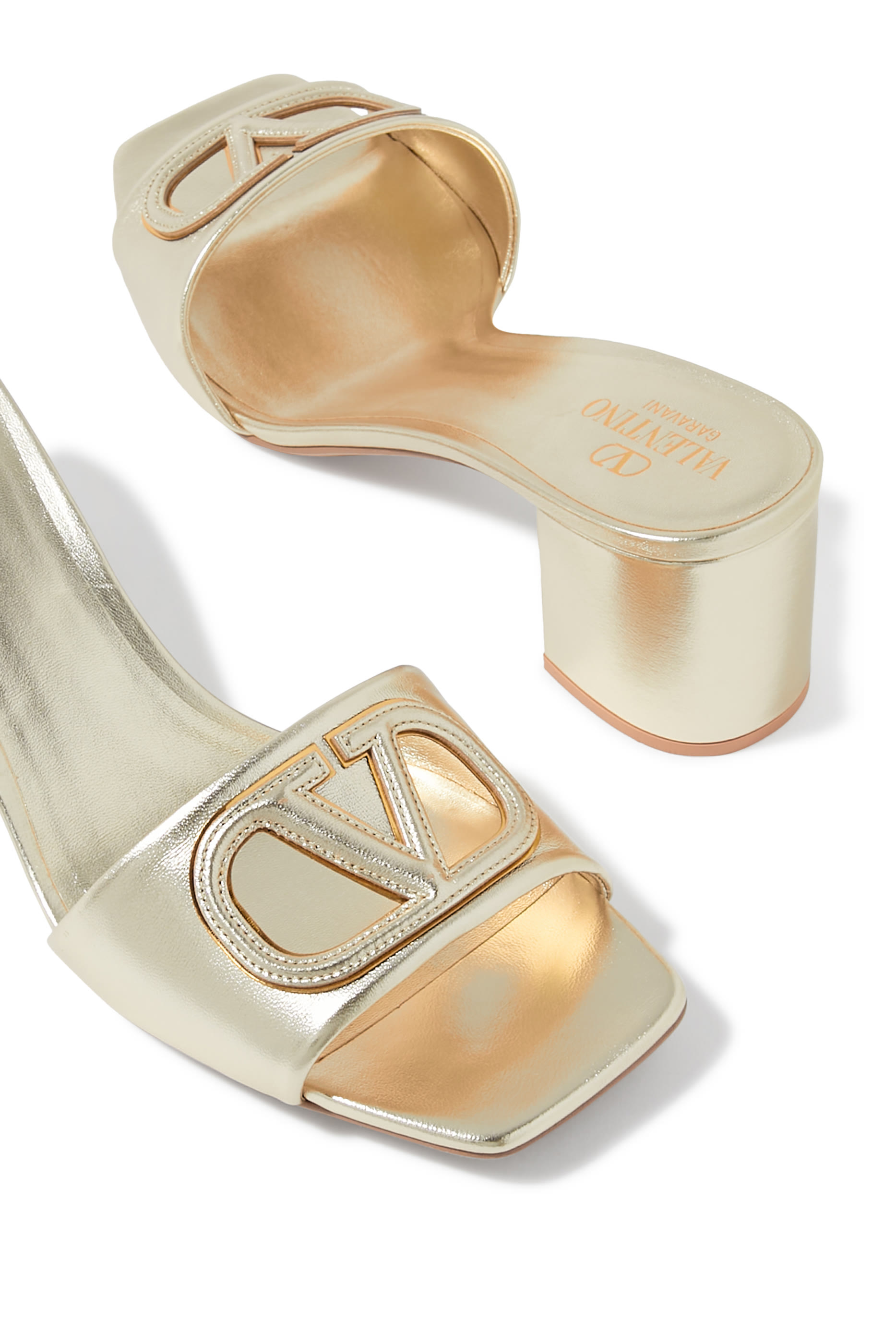 صندل بشعار حرف V بتصميم مفرغ جلد