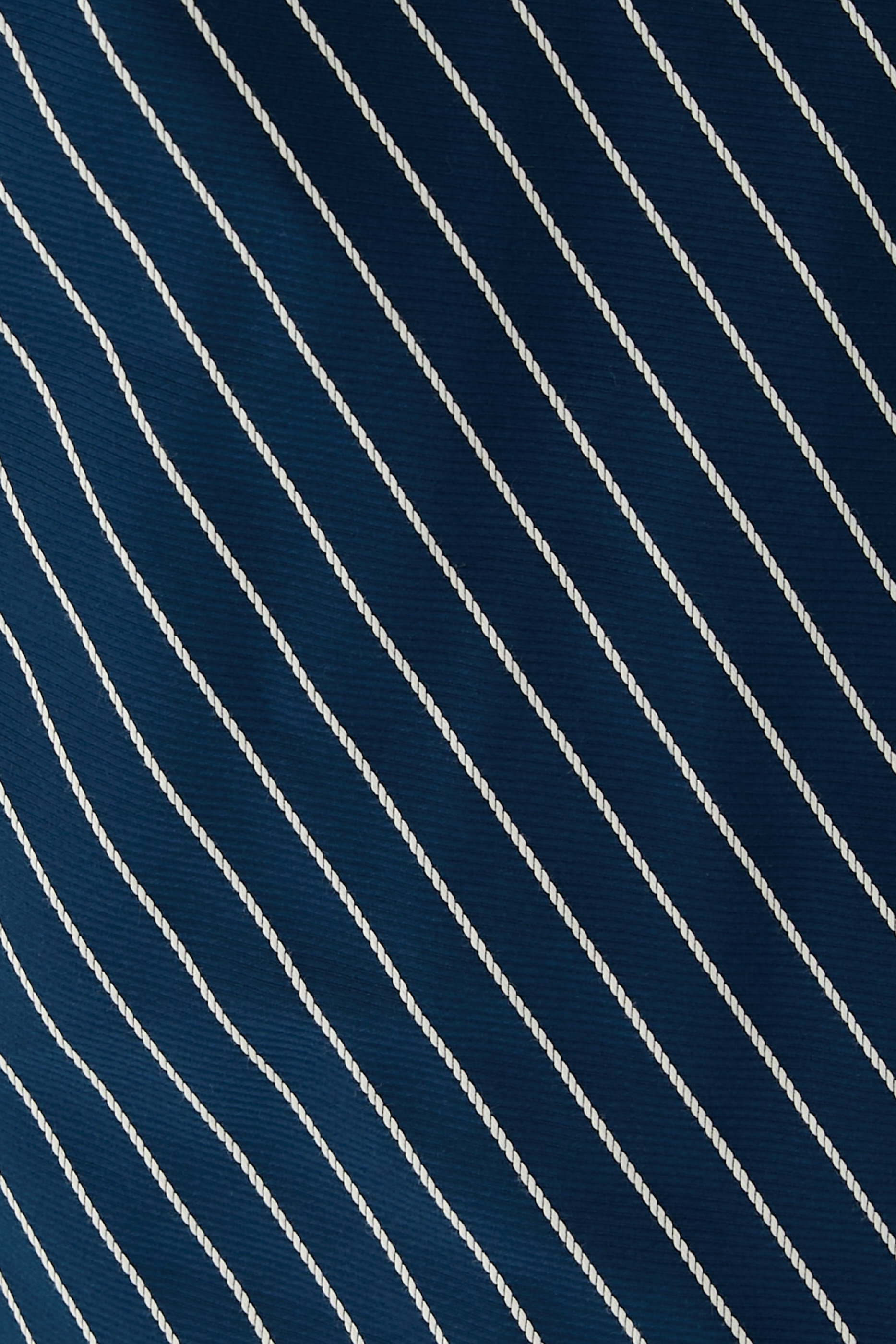 بلوزة بريتا بخطوط شيفرون