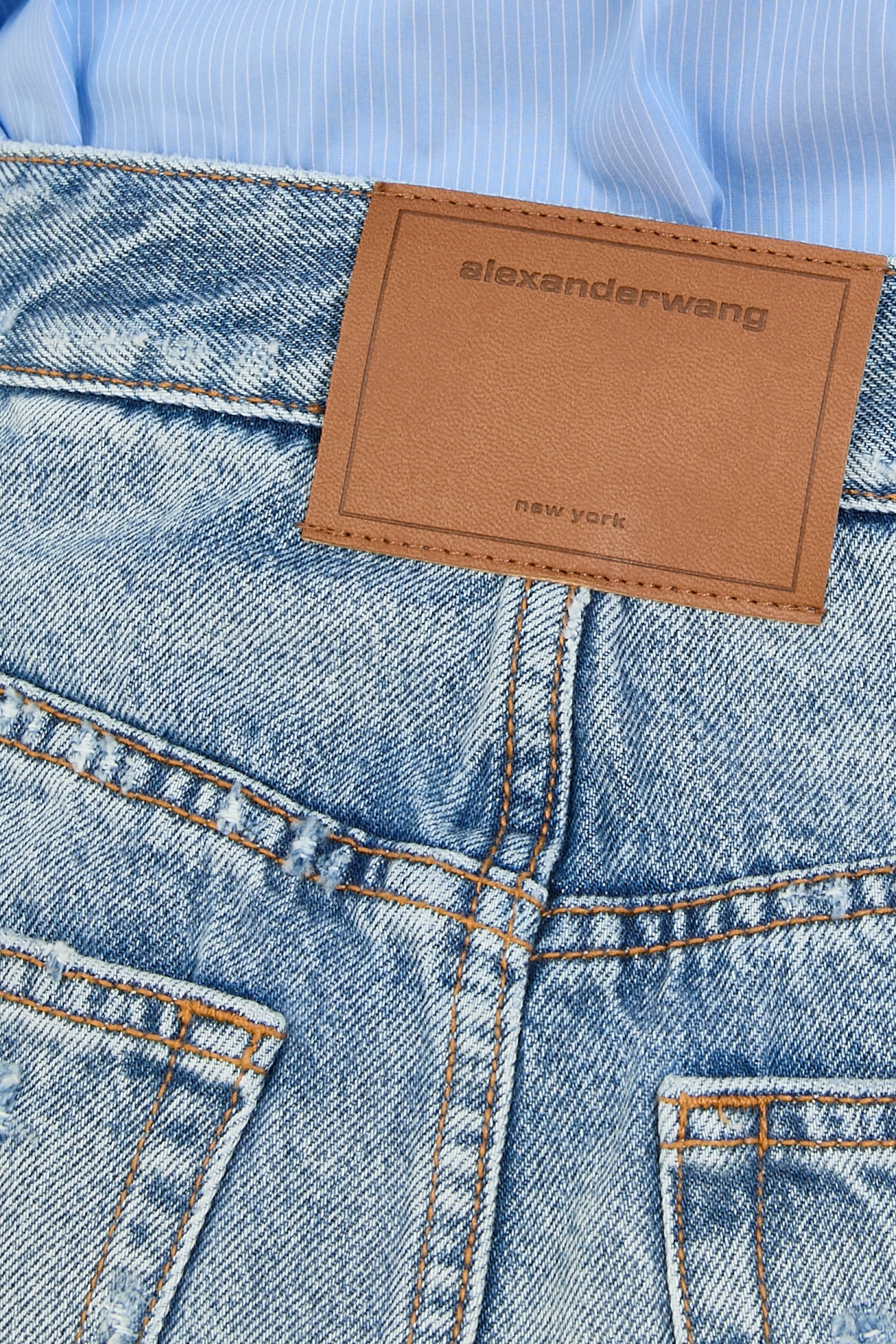 أفرول قصير بتصميم تنورة وقميص بأزرار