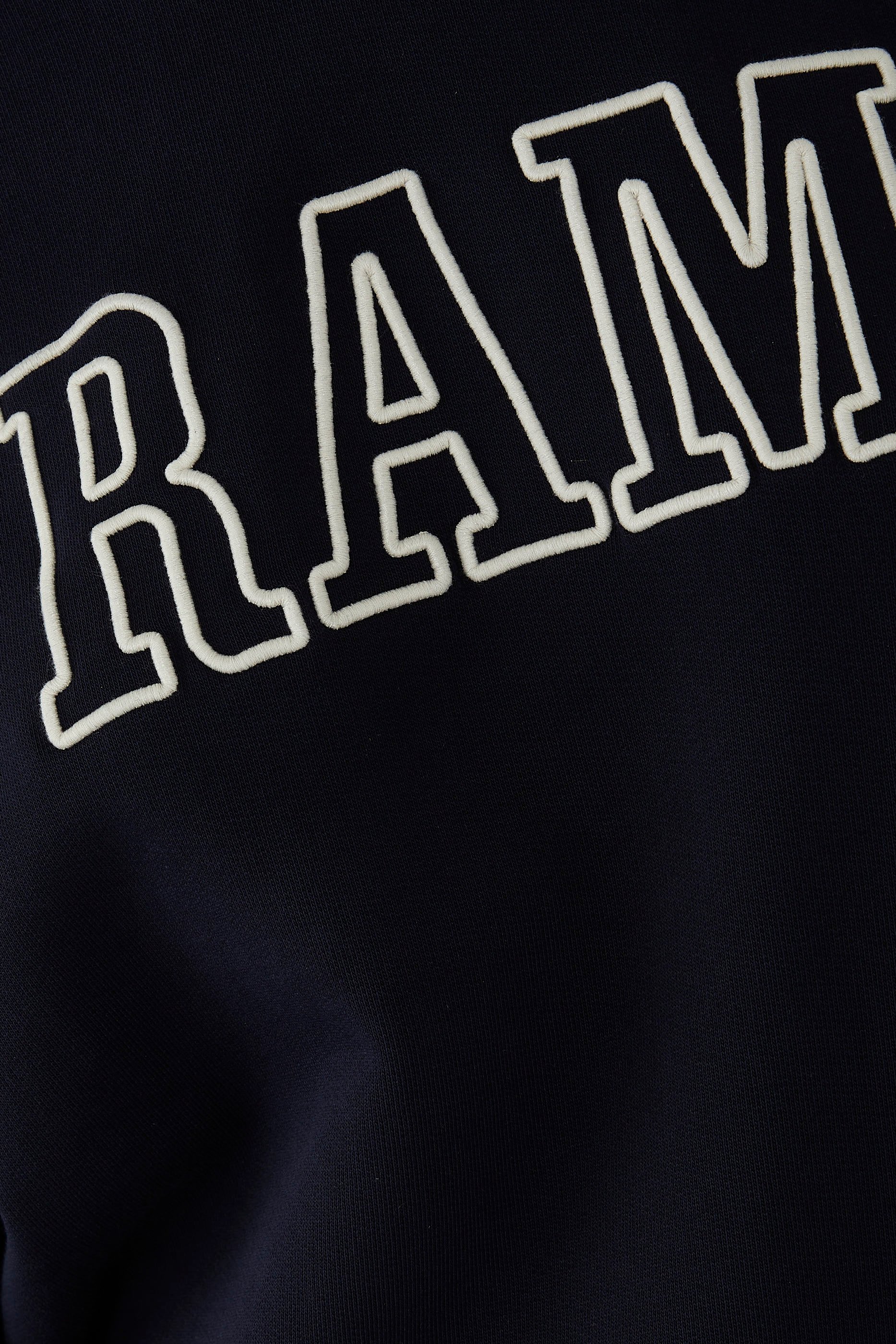 سويت شيرت بشعار الماركة بحروف كبيرة