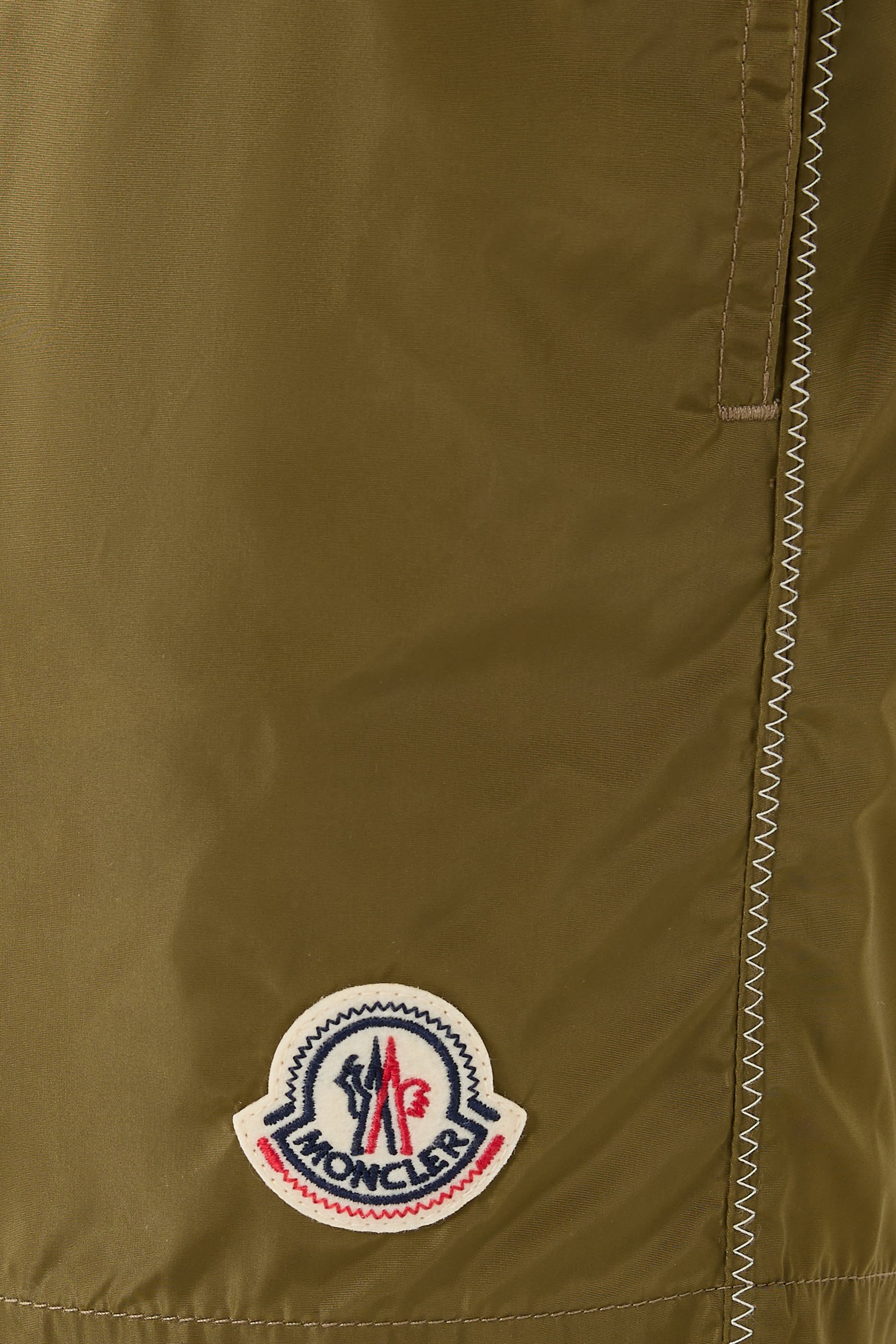 شورت سباحة بشعار الماركة