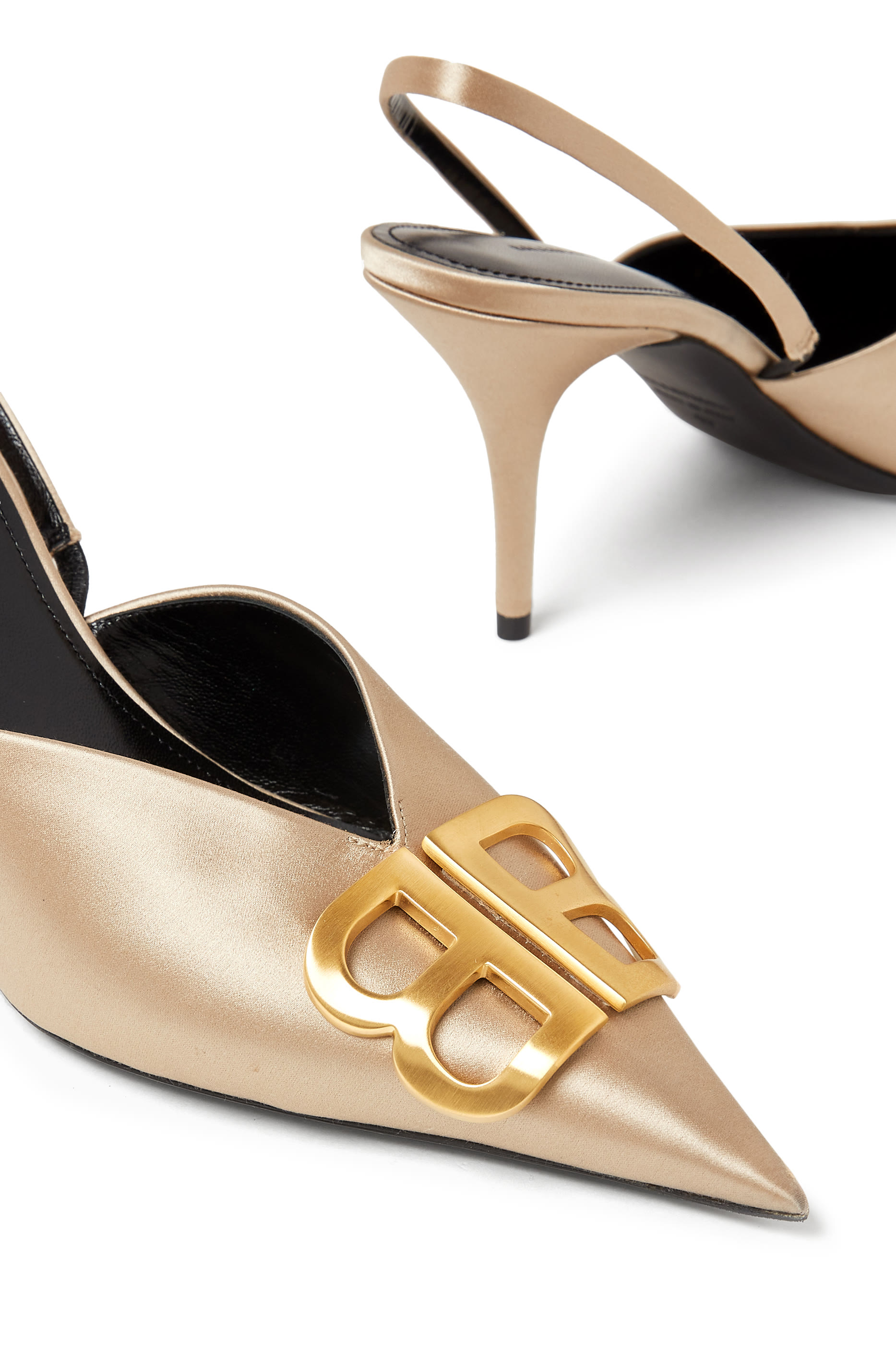 حذاء كلاسيكي 80 بمقدمة مدببة وسير خلفي وشعار الماركة