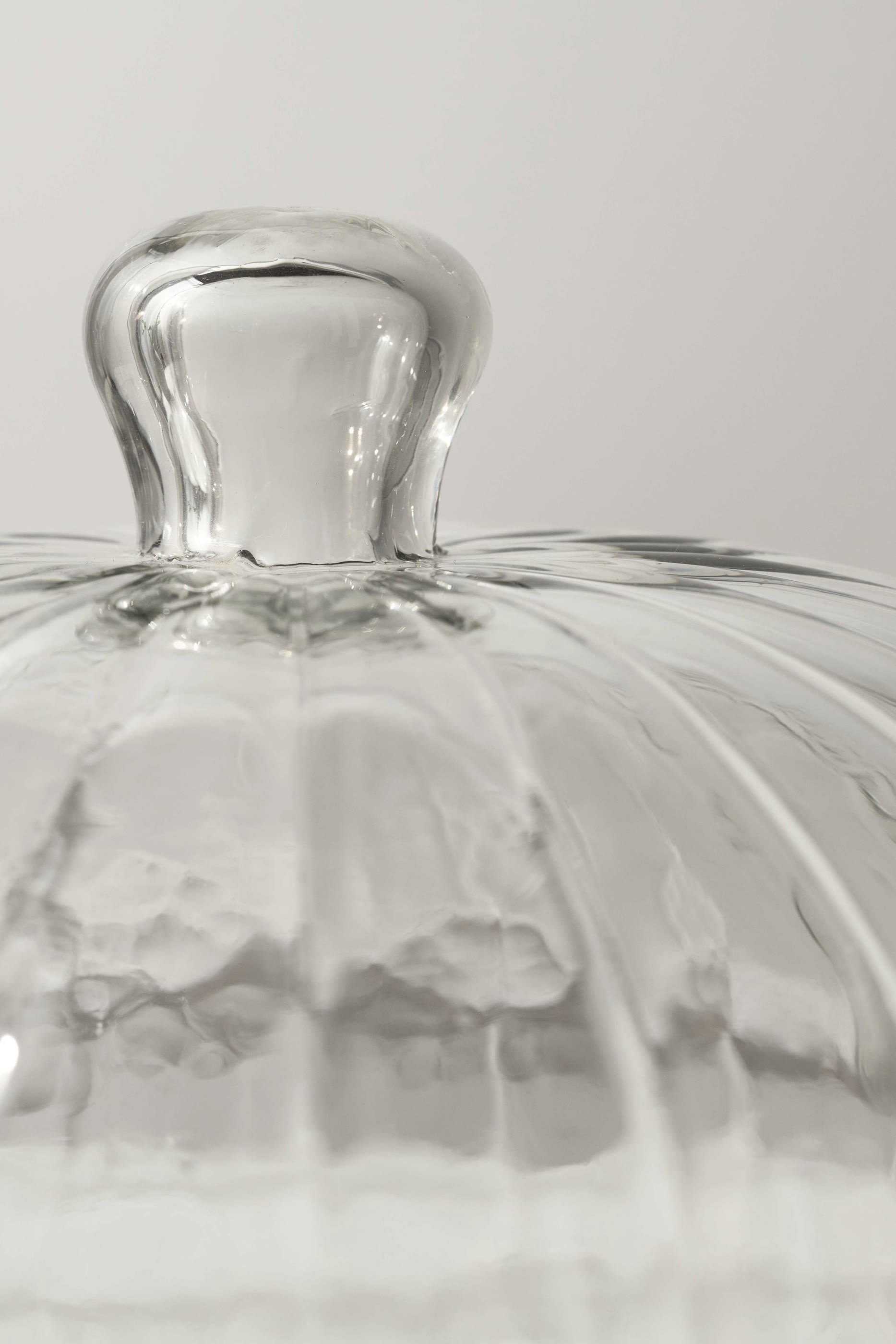 طبق تقديم بغطاء مقبب رخام