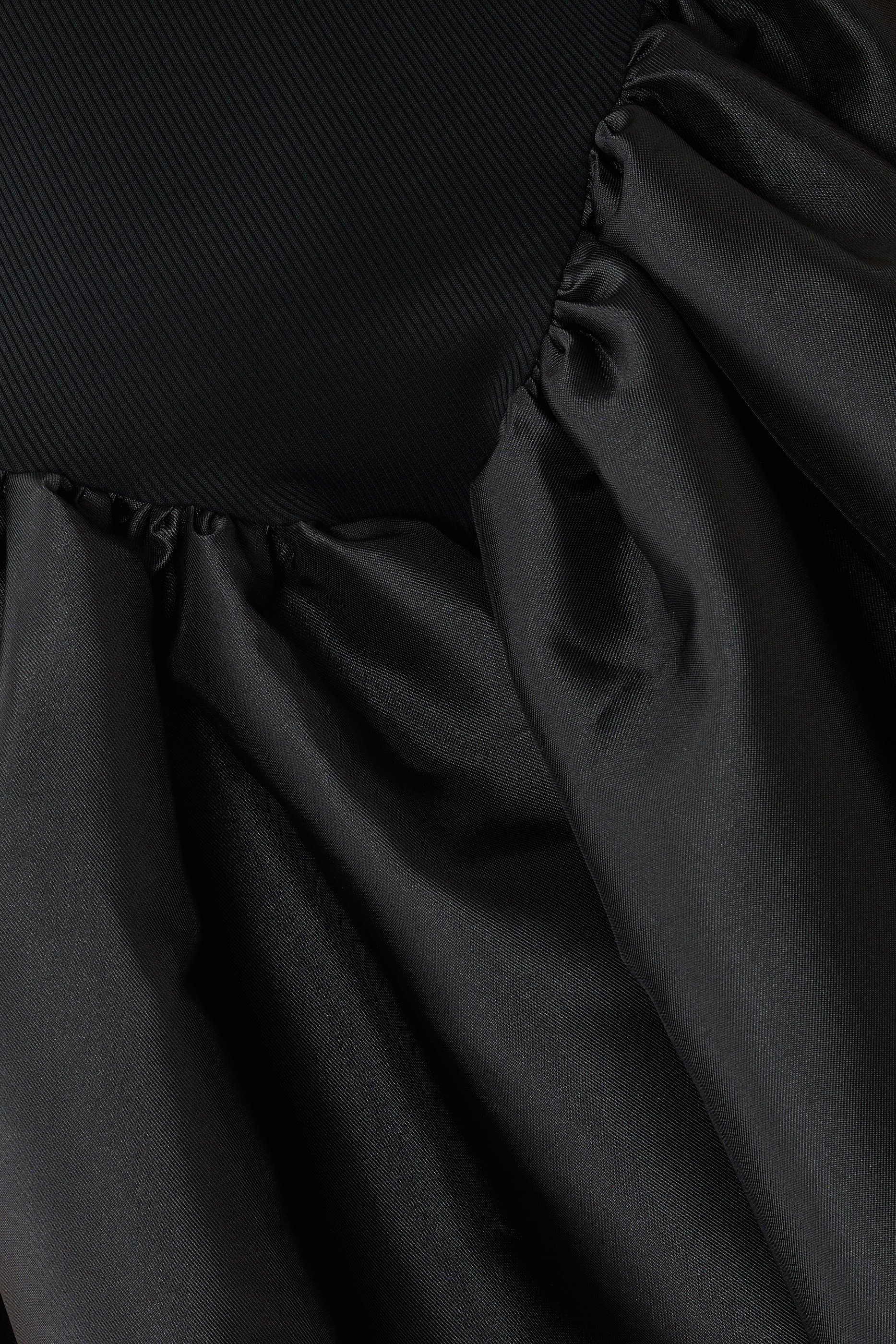 فستان بقصة برنسيس بأكتاف مكشوفة ستان ثقيل