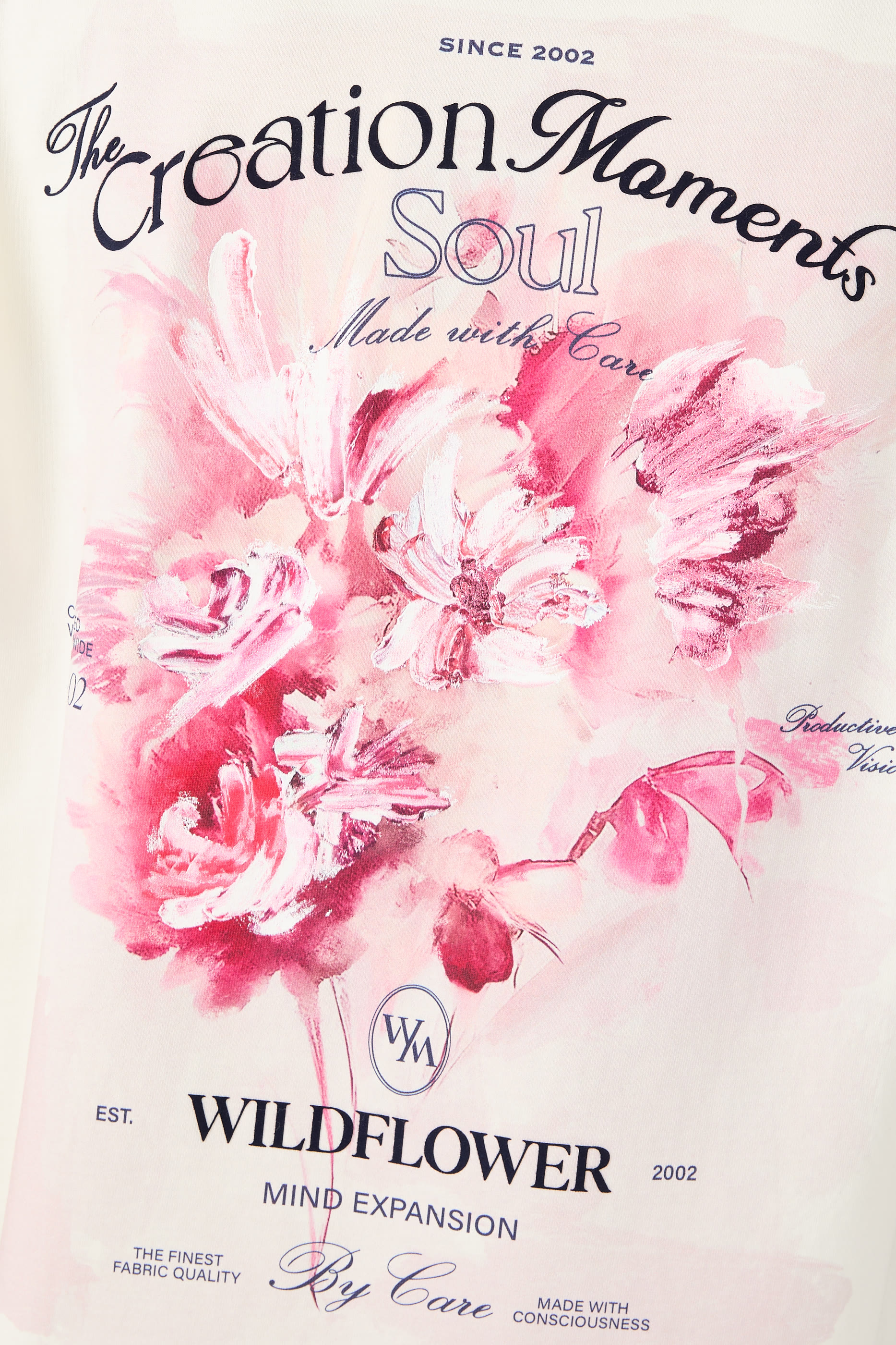 تيشيرت بنقشة شعار زهرة في الخلف